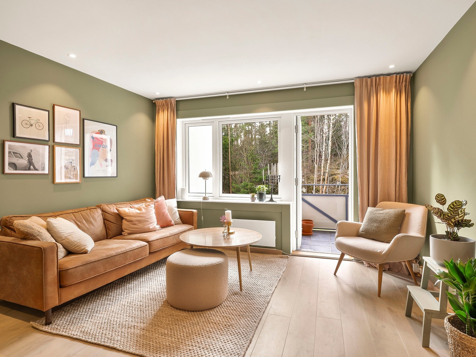 Leiligheten holder en gjennomgående god standard med moderne overflater malt i lune fargevalg og lyse laminatgulv. Galleribilde