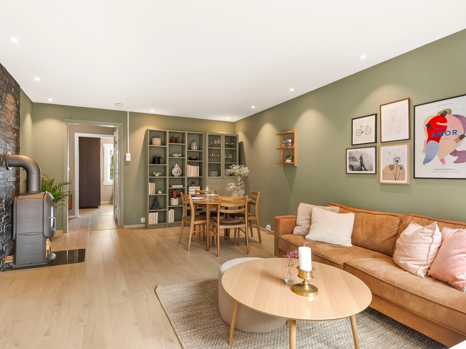 Vi fortsetter inn i det som vil være ditt naturlige oppholdsrom, nemlig den gode stuen! Størrelsen på rommet bidrar til god plass til både større sofagruppe og spisebord. Galleribilde