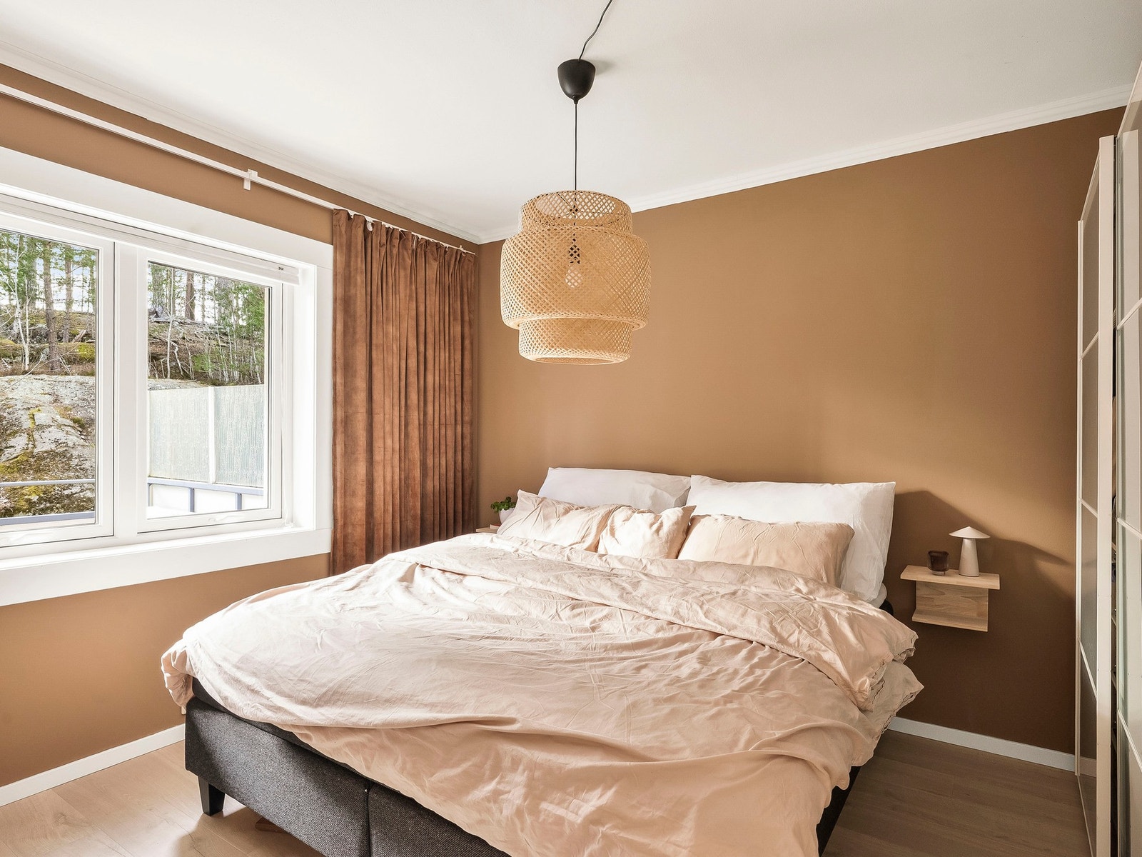 Fra stuen finner vi det store hovedsoverommet, som vender mot rolige grøntområder. Galleribilde