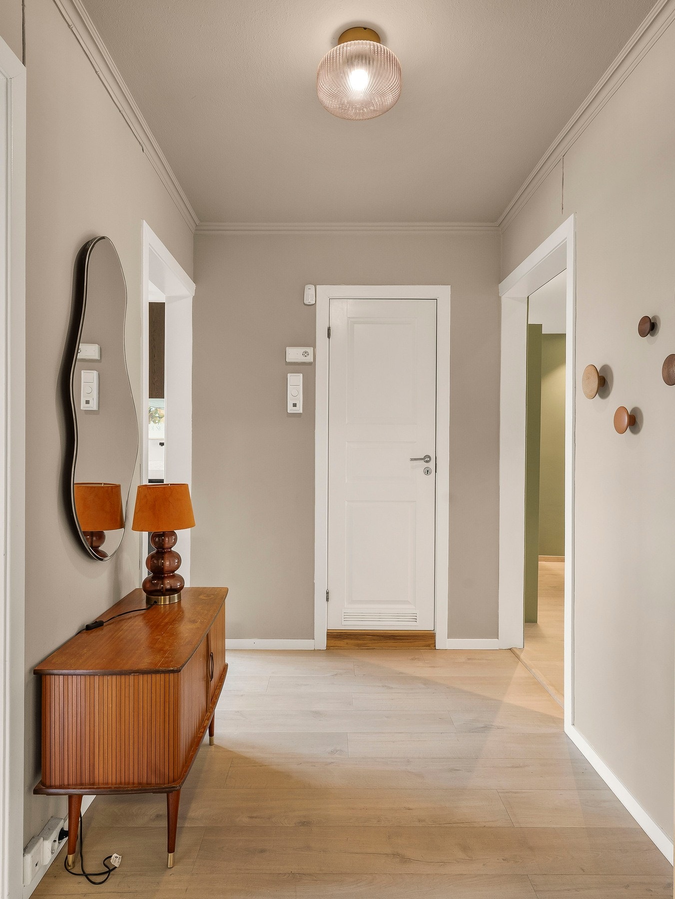 Leiligheten har et trivelig inngangsparti med praktisk løsning for å henge fra seg yttertøy og sko. Galleribilde