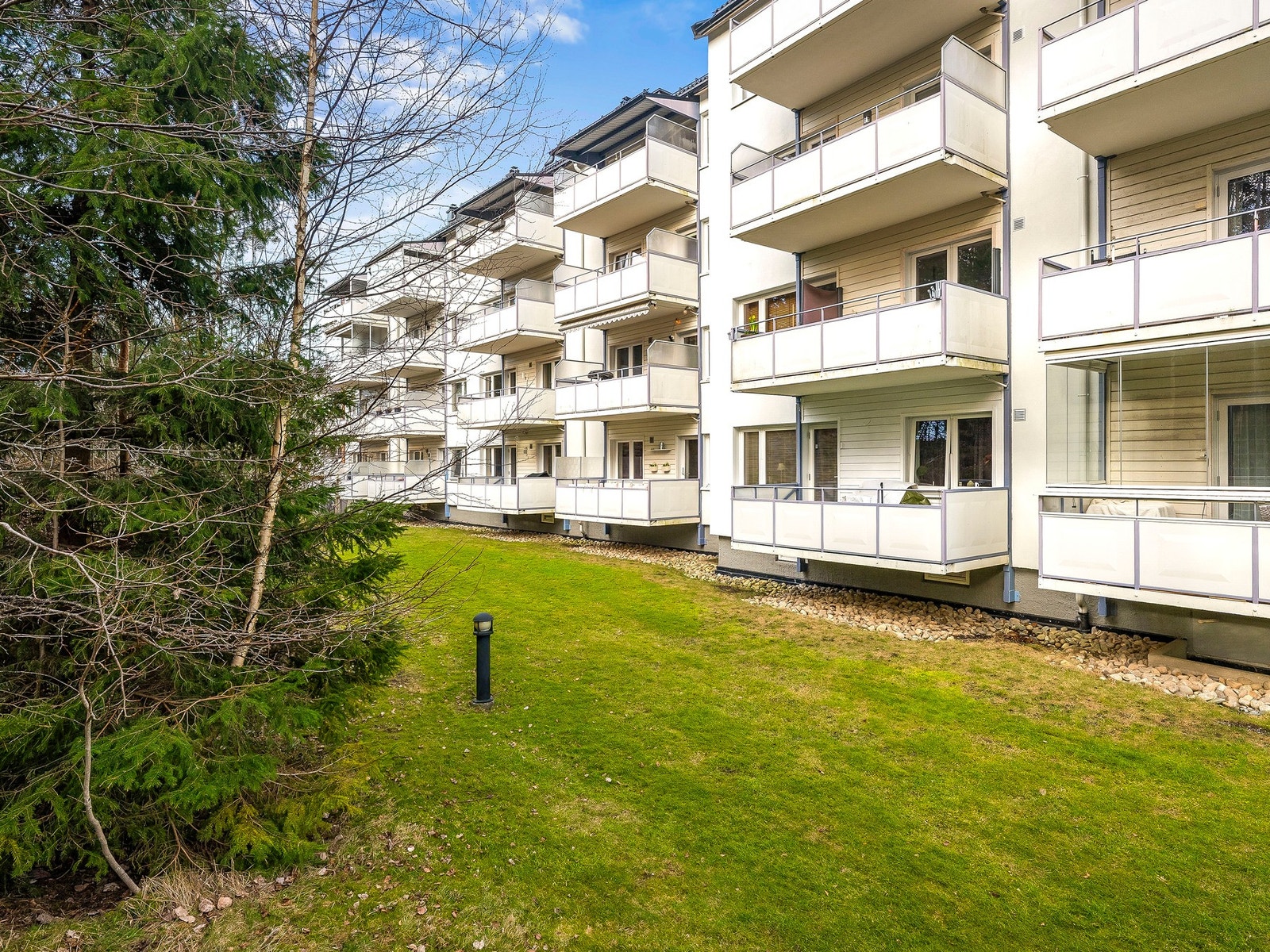 Fasade mot flotte grønne omgivelser. Galleribilde