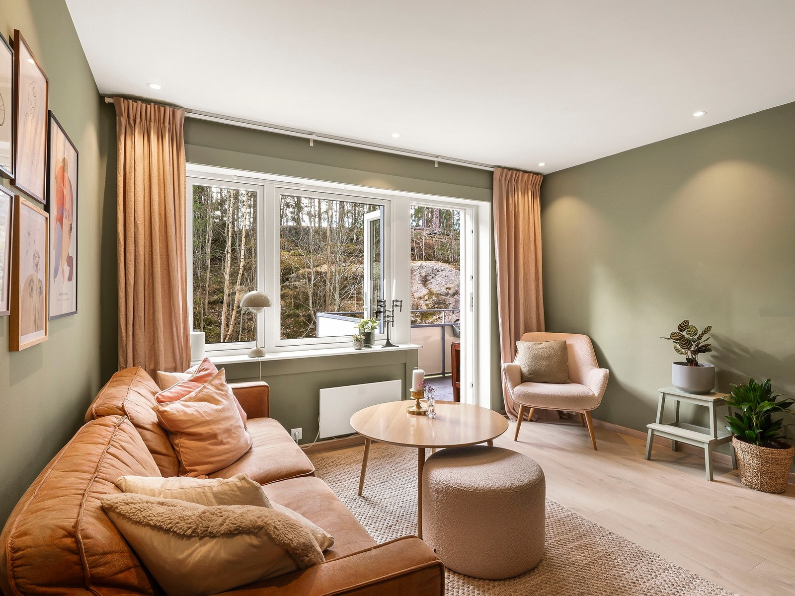 De store vindusflatene gjør at det kommer inn rikelig med naturlig lys. Verdt er det også å nevne at leiligheten egner seg godt til både sommerdager som nytes på balkongen, mens peisovn bidrar til komfort på de kaldeste vinterdagene. Galleribilde