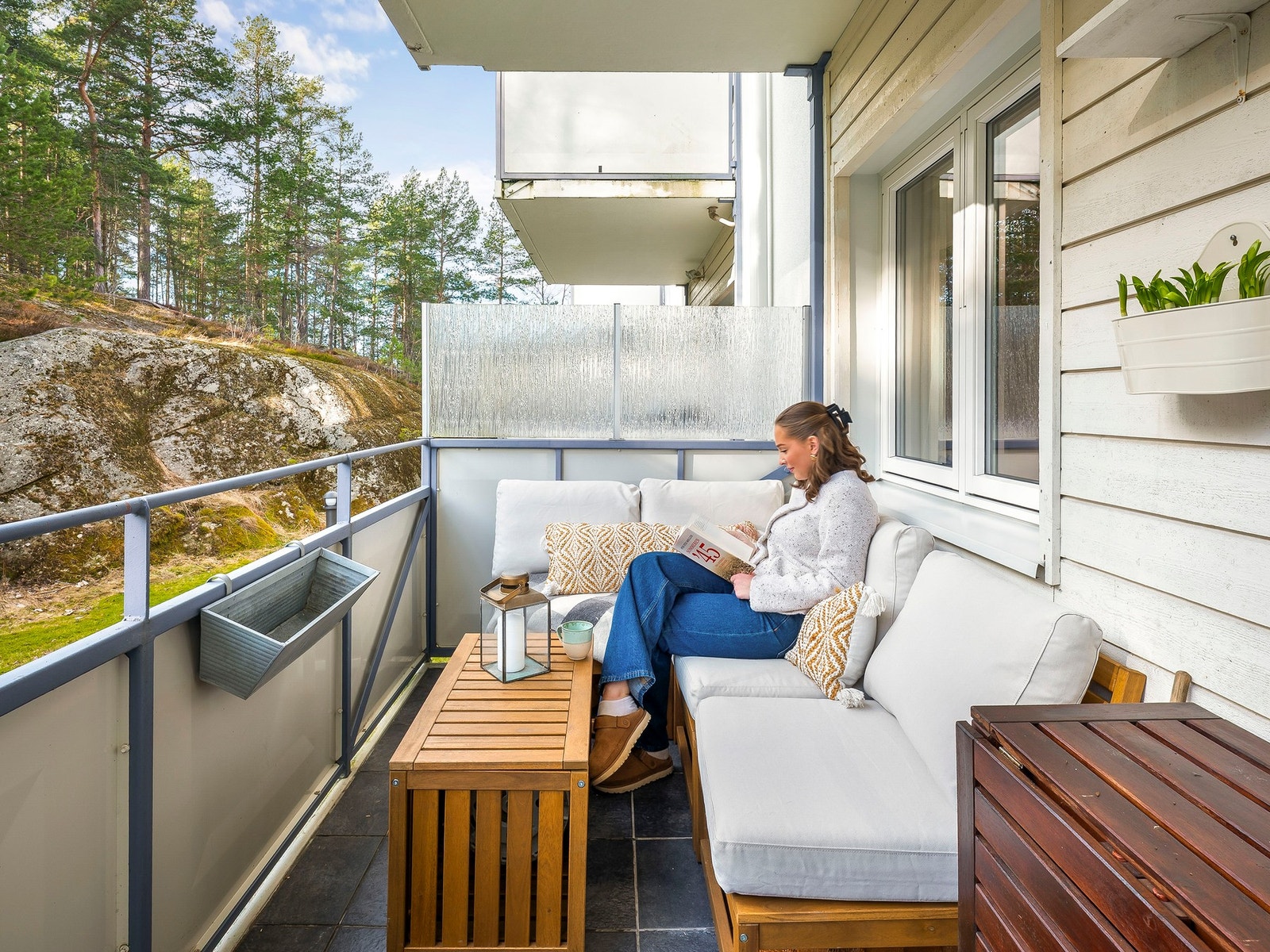 Fra stuen har man direkte adkomst til en herlig vestvendt balkong vendt mot rolige grøntområdet, helt ideelt for avslapning og hyggelige sommerkvelder! Galleribilde