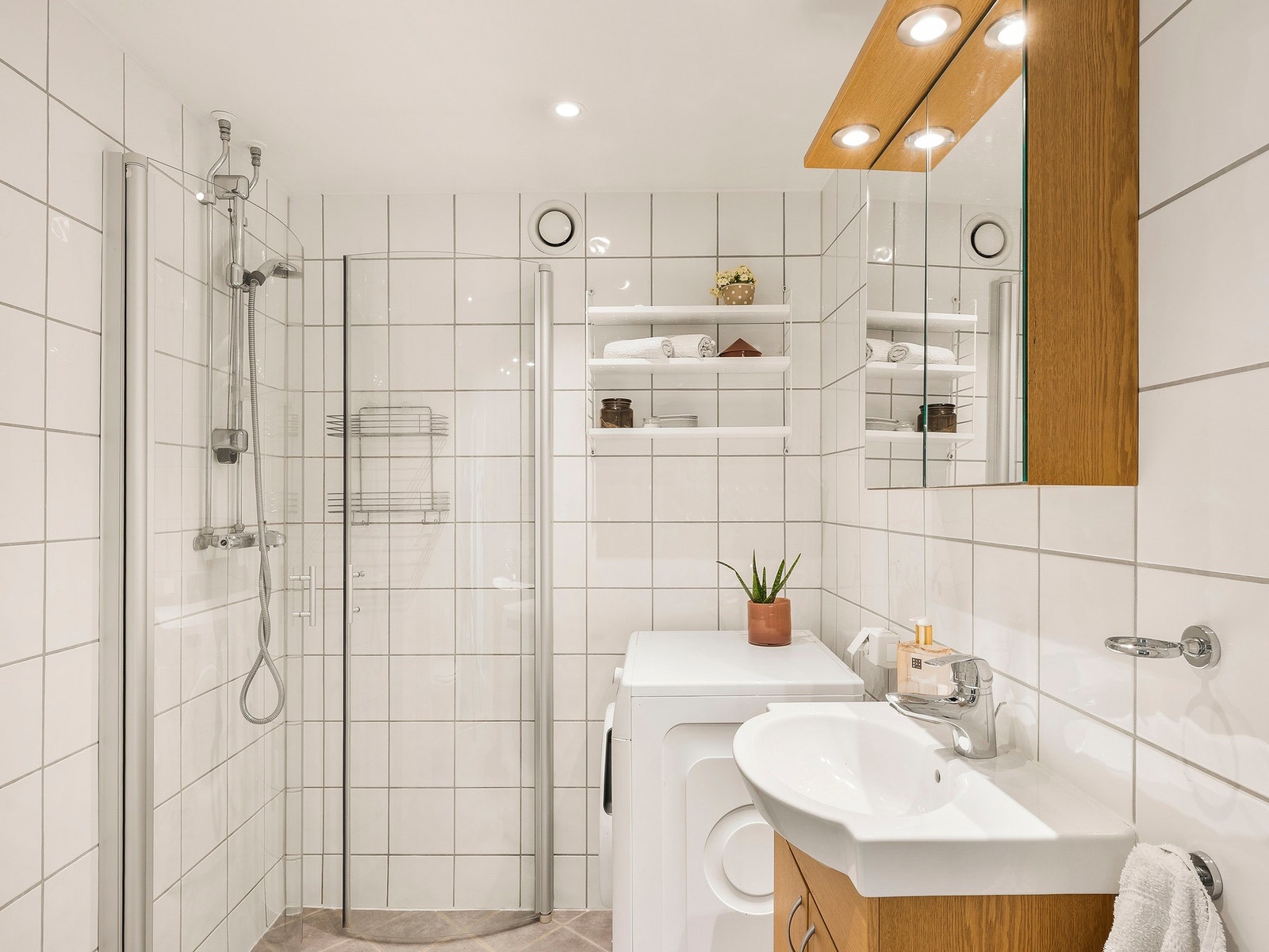 Fra entreen finner vi det pent flislagte badet. Galleribilde