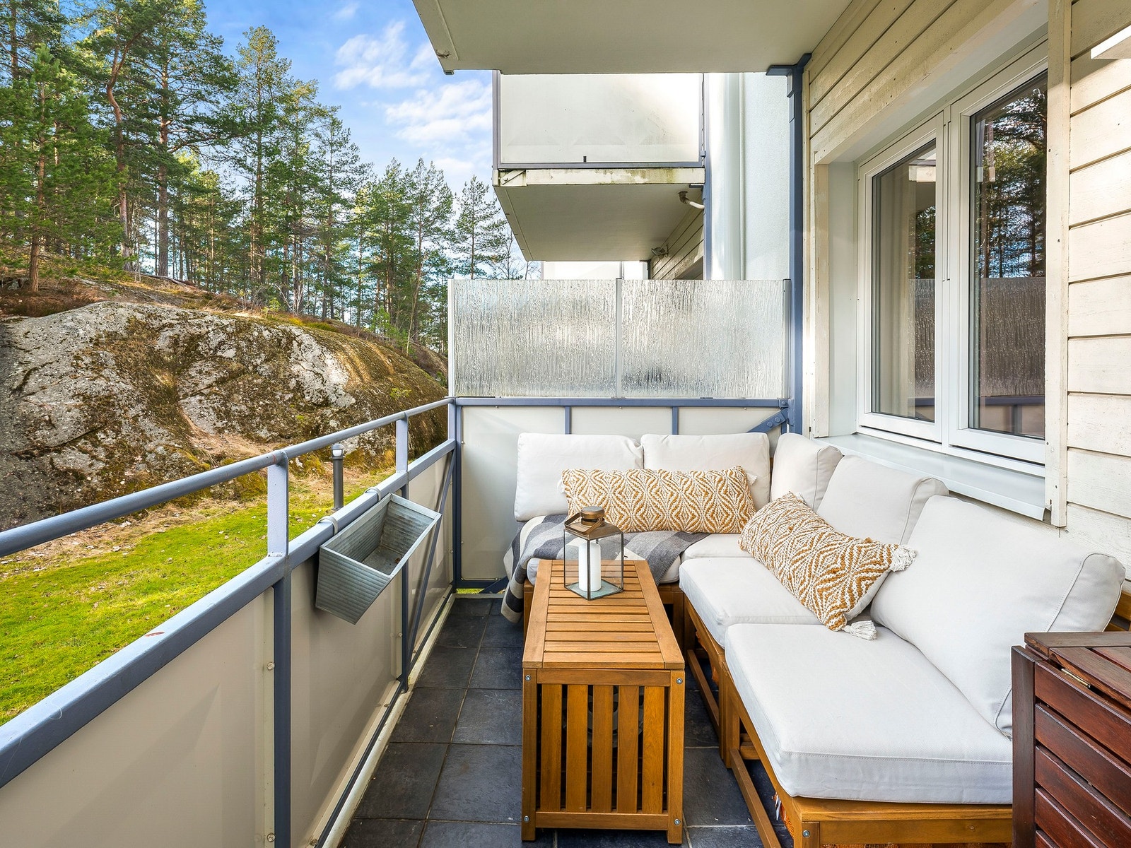 Balkongen er på ca.7 kvm og byr på gode solforhold med ettermiddags-og kveldssol. Galleribilde