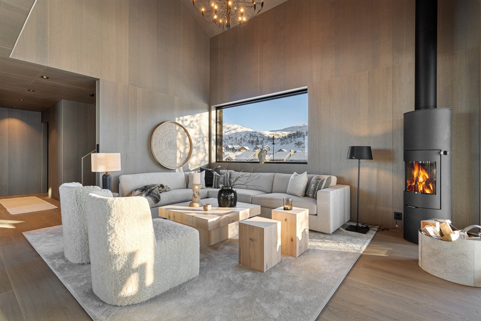 Den ekstra takhøyden gir rommet en behagelig følelse. Stuen har på det meste ca 6 meter takhøyde! Galleribilde