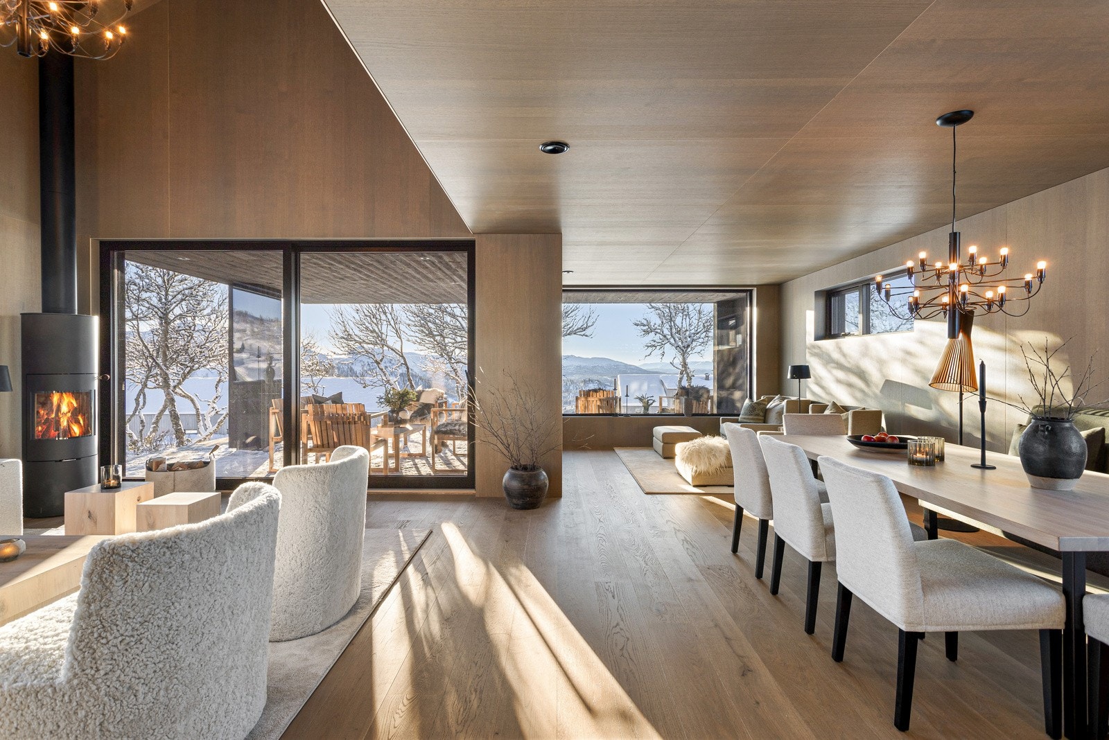 Svært gjennomført og ekslusiv hytte med eventyrlig plassering. Fantastiske solforhold, ski inn/ut og eventyrlig utsikt Galleribilde