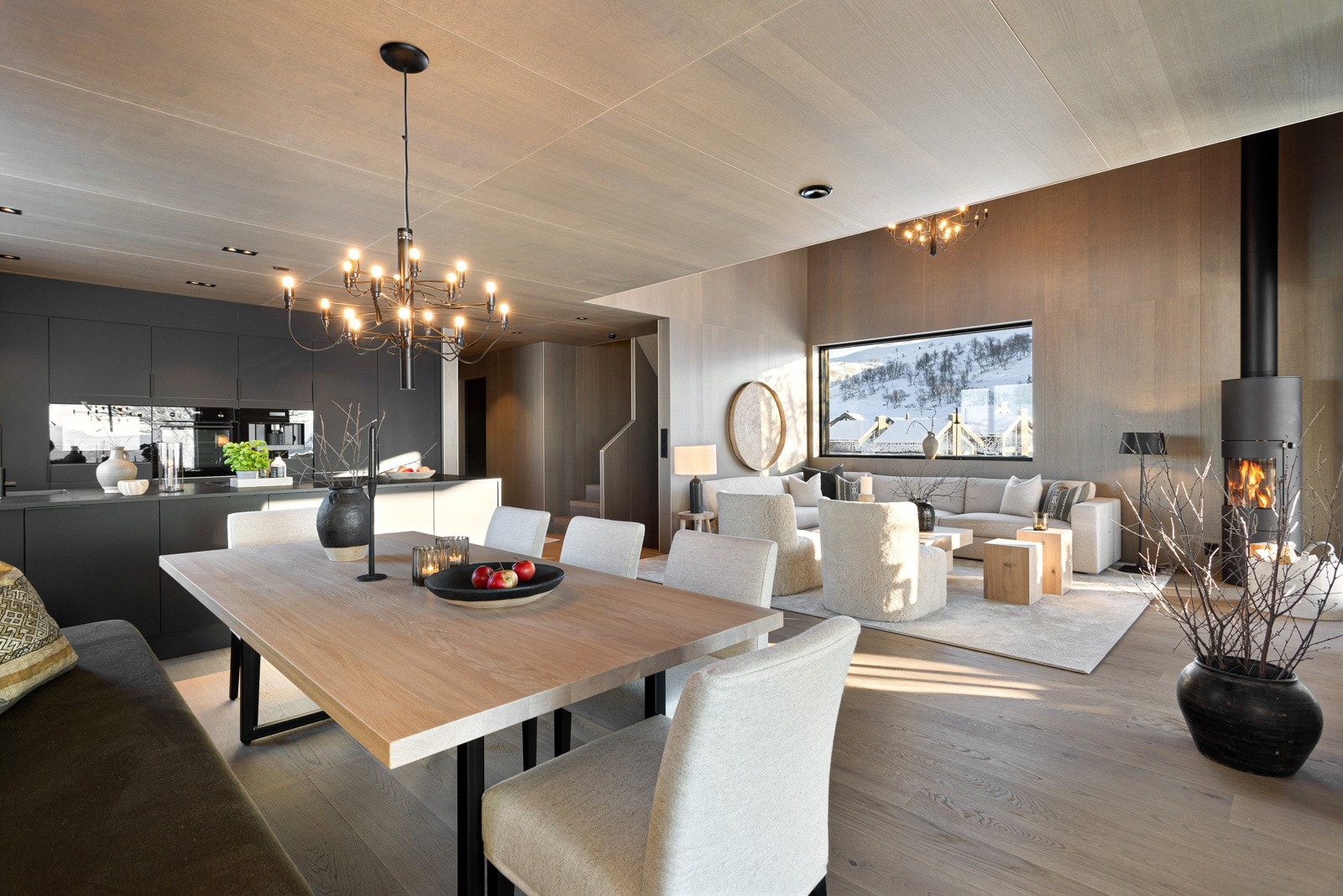 Spisestuen er et naturlig samlingspunkt for familien og avdelingen ligger praktisk plassert ved kjøkkenet. Sentralt i stuen er det montert en moderne peis Galleribilde