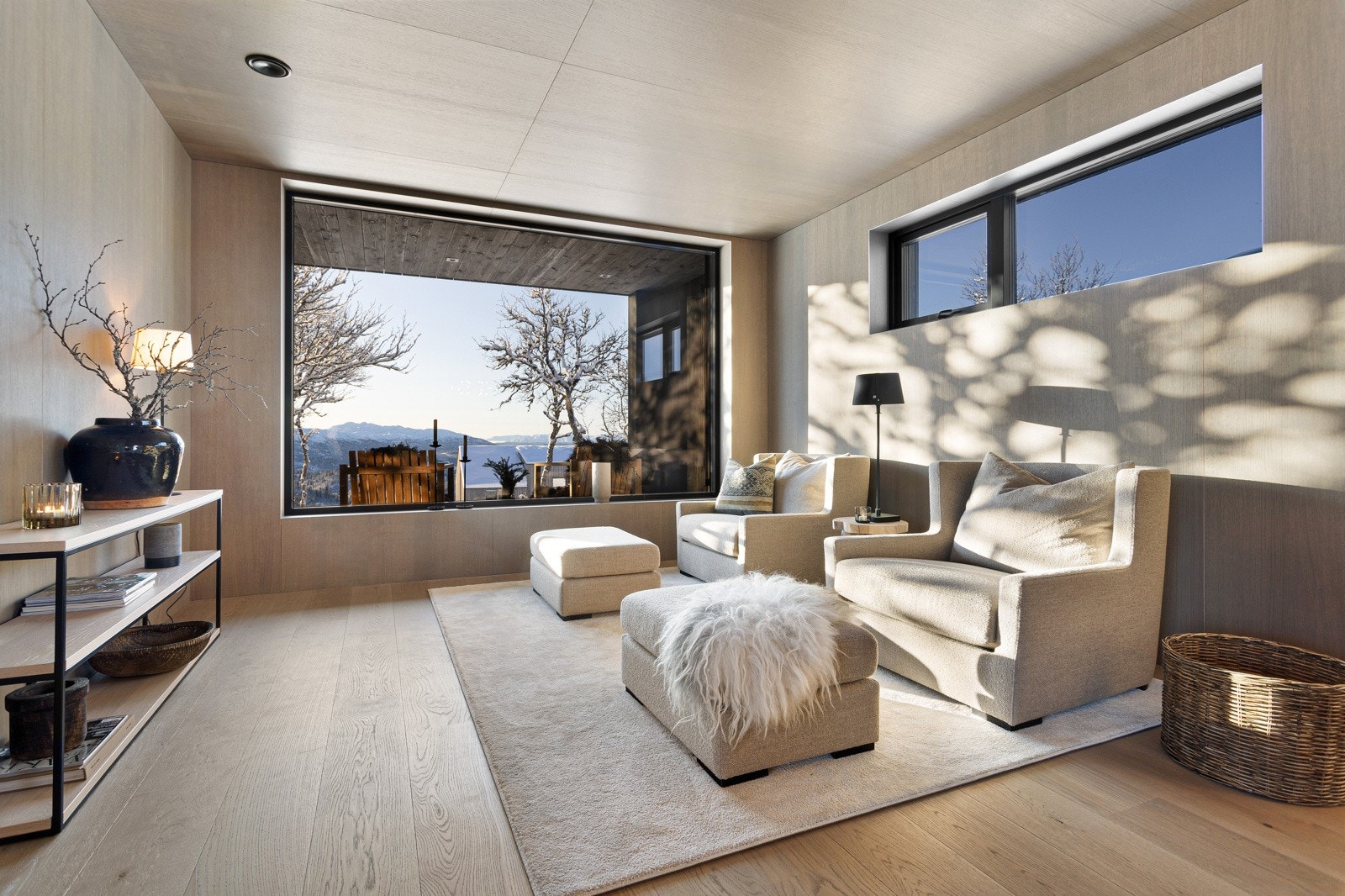 Nydelig tv-stue med store panoramavinduer som bringer dagslys og naturen inn Galleribilde