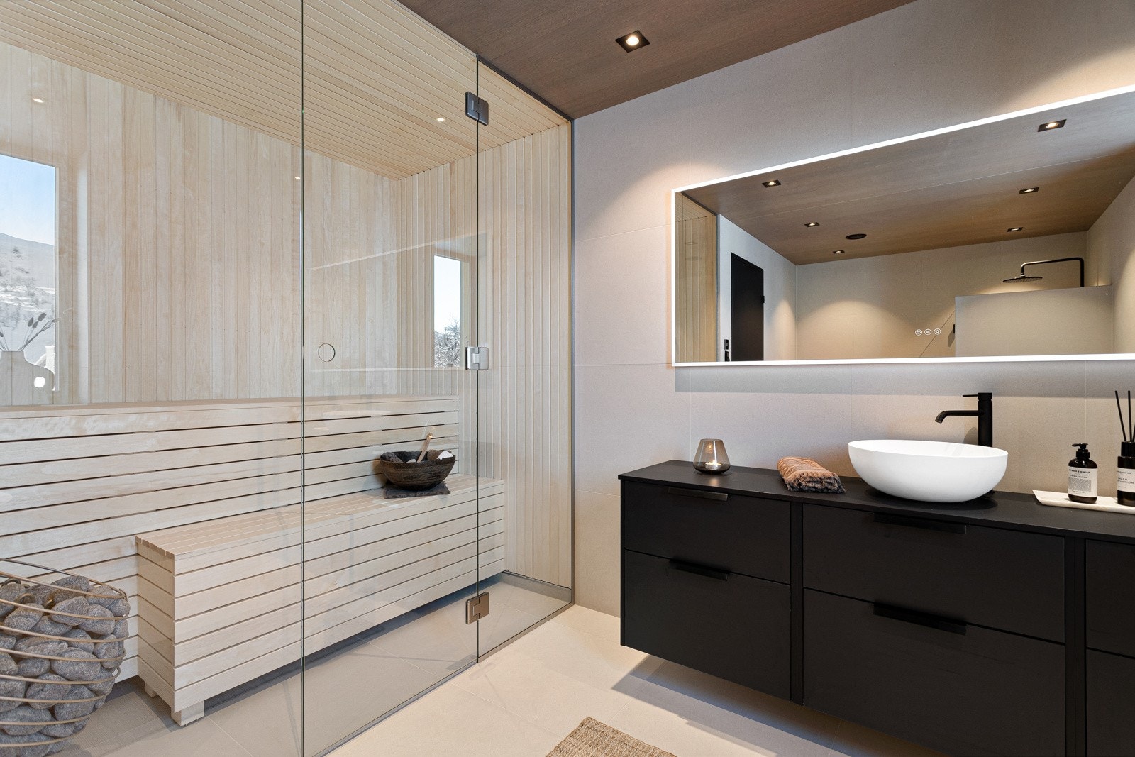 Badstuen er delt av med en spesialtilpasset glassvegg mot badet Galleribilde