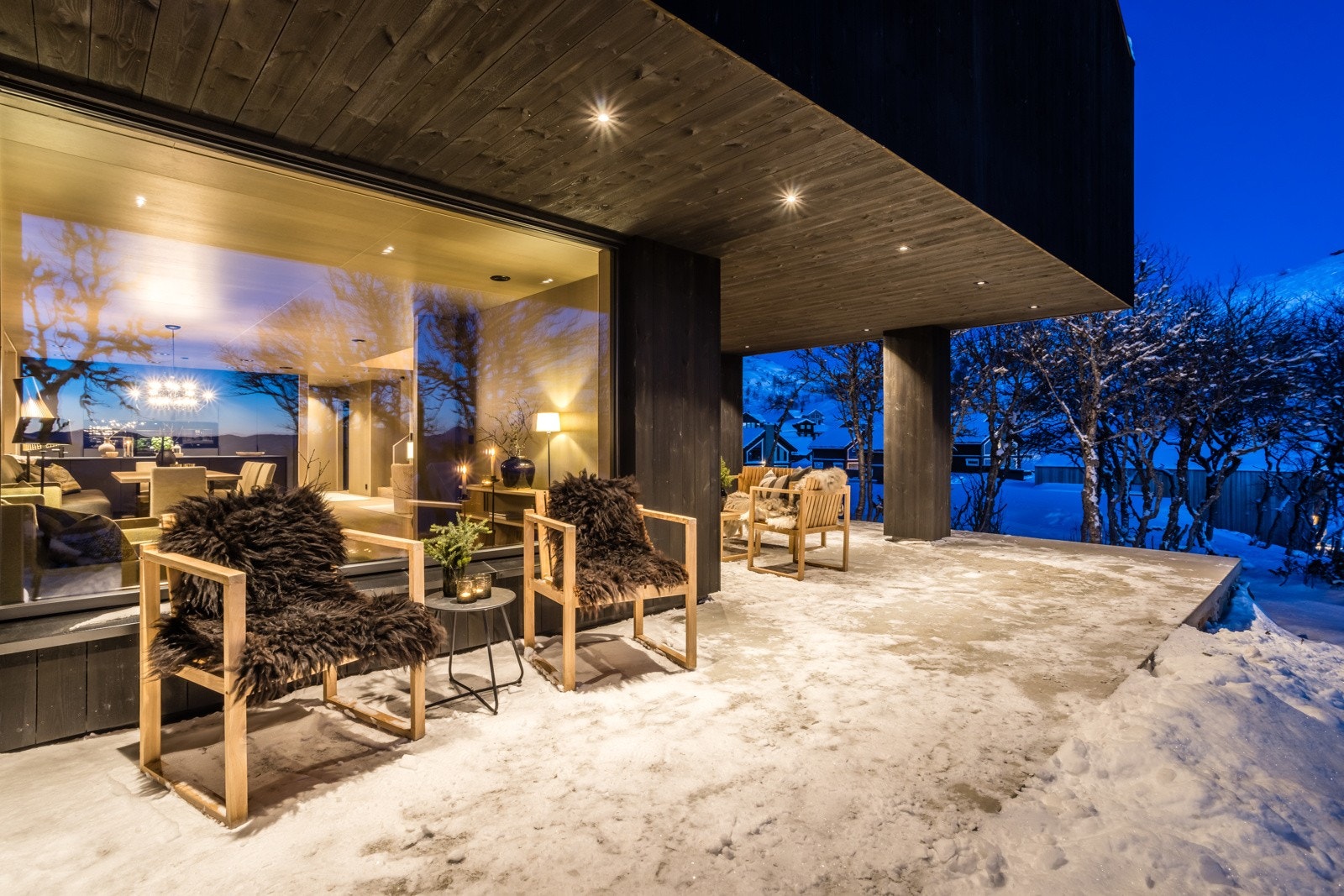 Her er det flere soner inkludert to soner med overbygget tak og innfelte downlights Galleribilde