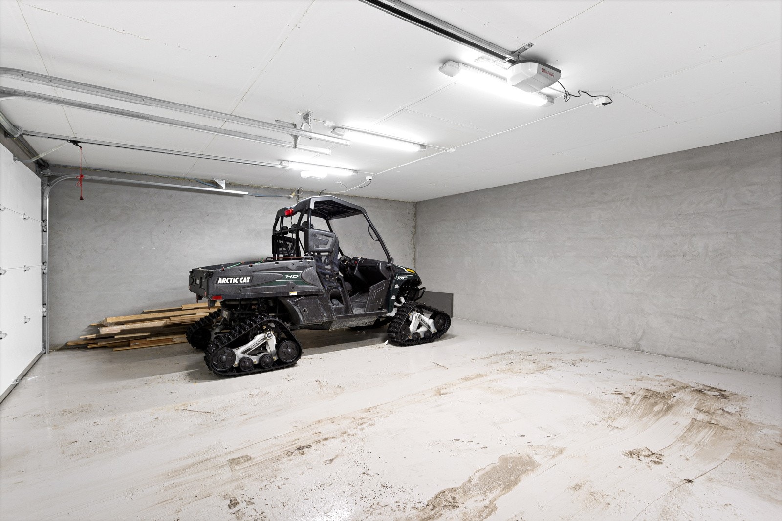 Romslig garasje med elektrisk port og betonggulv. Fra garasjen er det videre adkomst inn i hytta via hall. Galleribilde