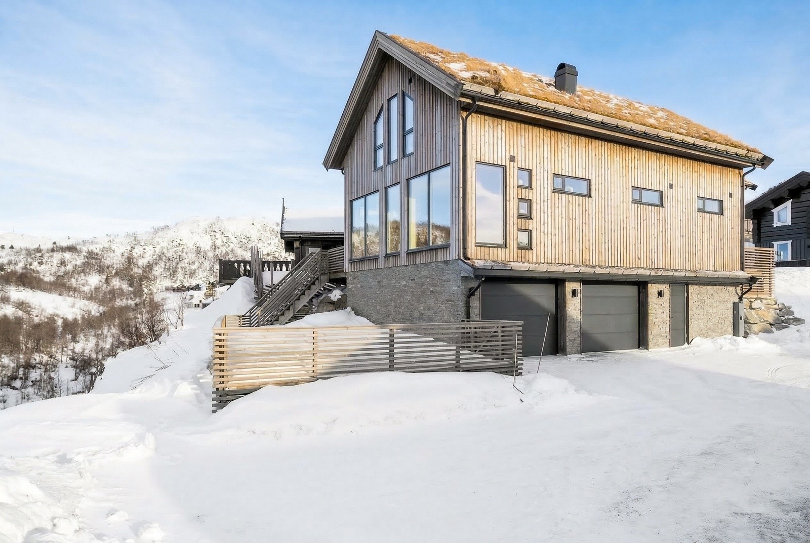 Endetomt innerst i blindvei og ytterst på pynten. God komfort med tørrskodd adkomst til hytta via garasje Galleribilde