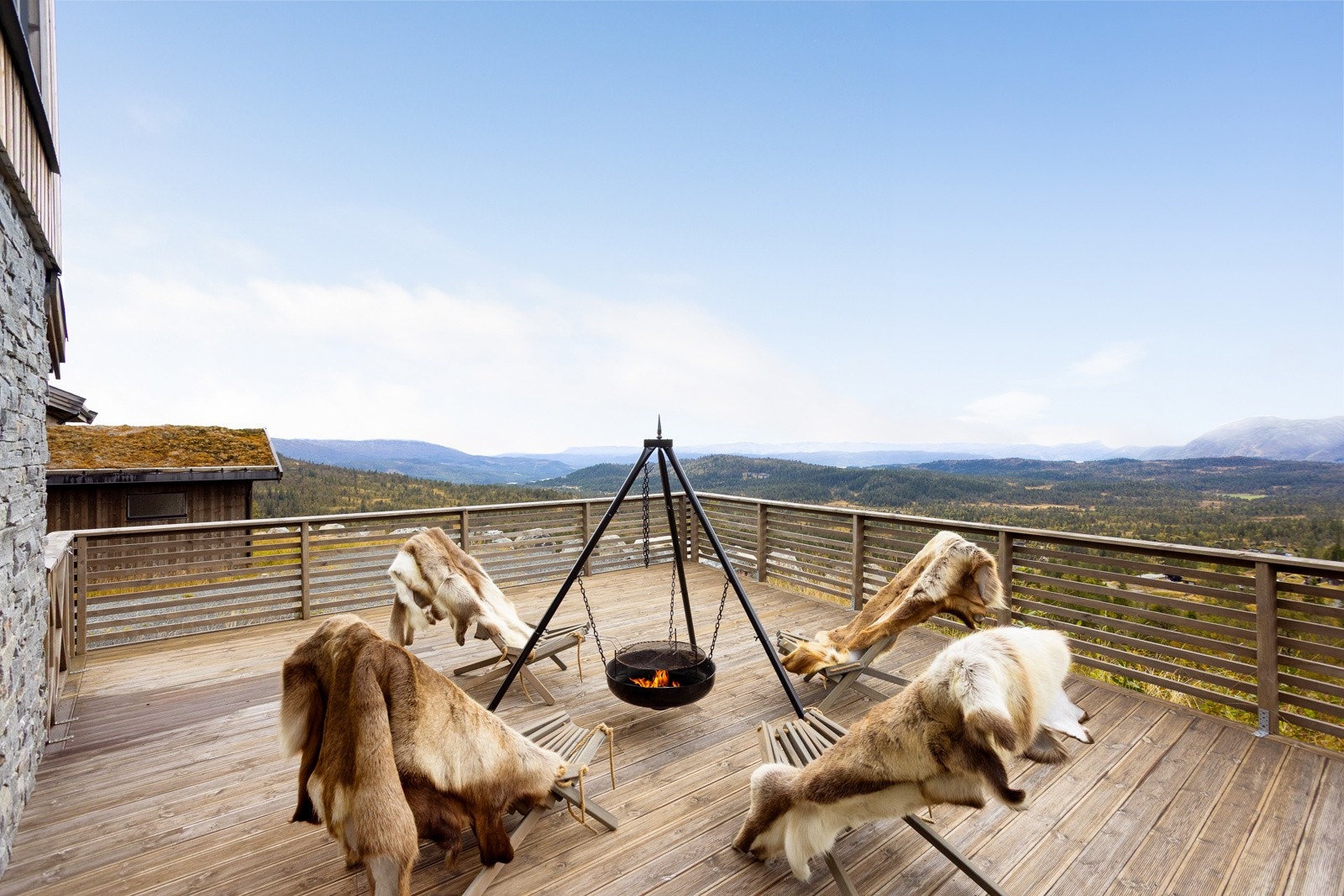 Terrasse med panoramautsikt og sol til sent på kveld Galleribilde