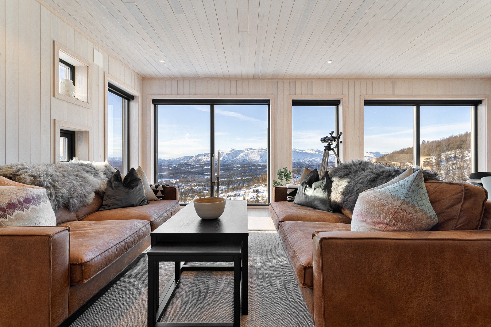 Her kan man synke ned i sofaen, senke skuldrene og nyte utsikten! etter dagens aktiviteter Galleribilde