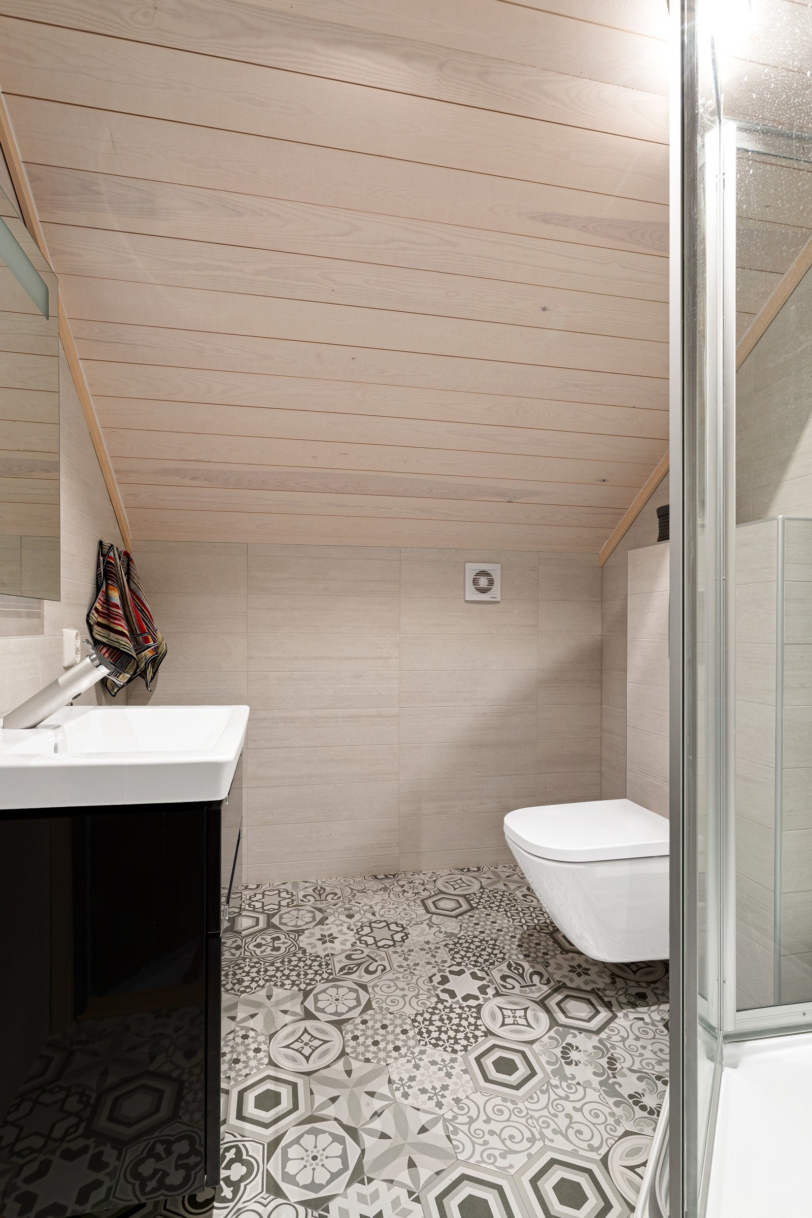 Badet i 2. etasje har også historiske fliser på gulv, samt nøytrale fliser på vegg. Galleribilde