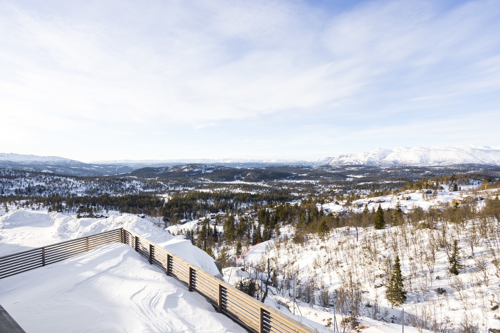 Romslig, solrik terrasse som ivaretar hele solbanen Galleribilde