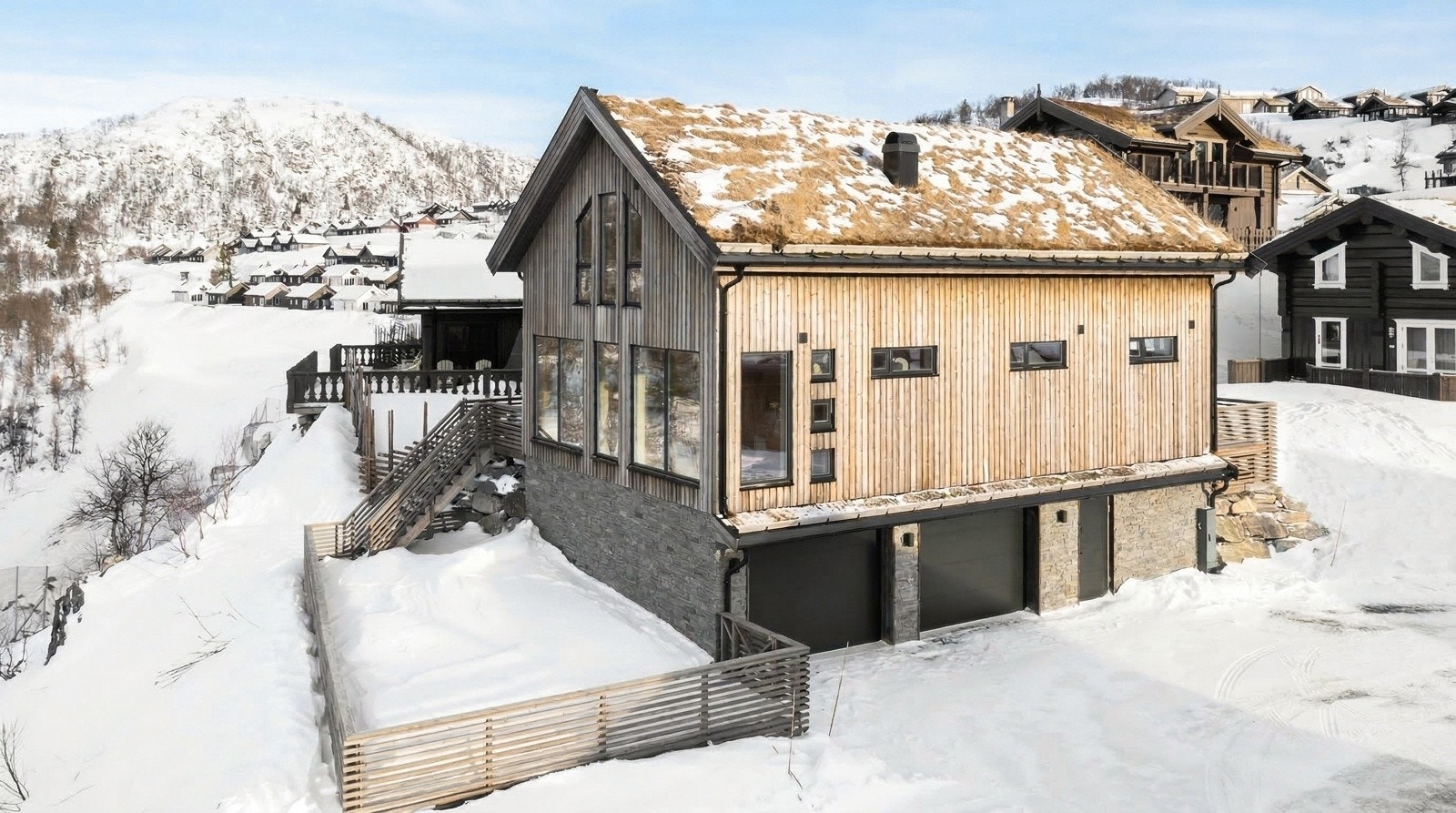 Privatmegleren har gleden av å presentere Bukkespranget 27 - En moderne og innholdsrik hytte med svært attraktiv beliggenhet i Holtardalen og ski inn/ut til skianlegget. Vestvendt endetomt som er usjenert. Hele 70 kvm garasje! Galleribilde