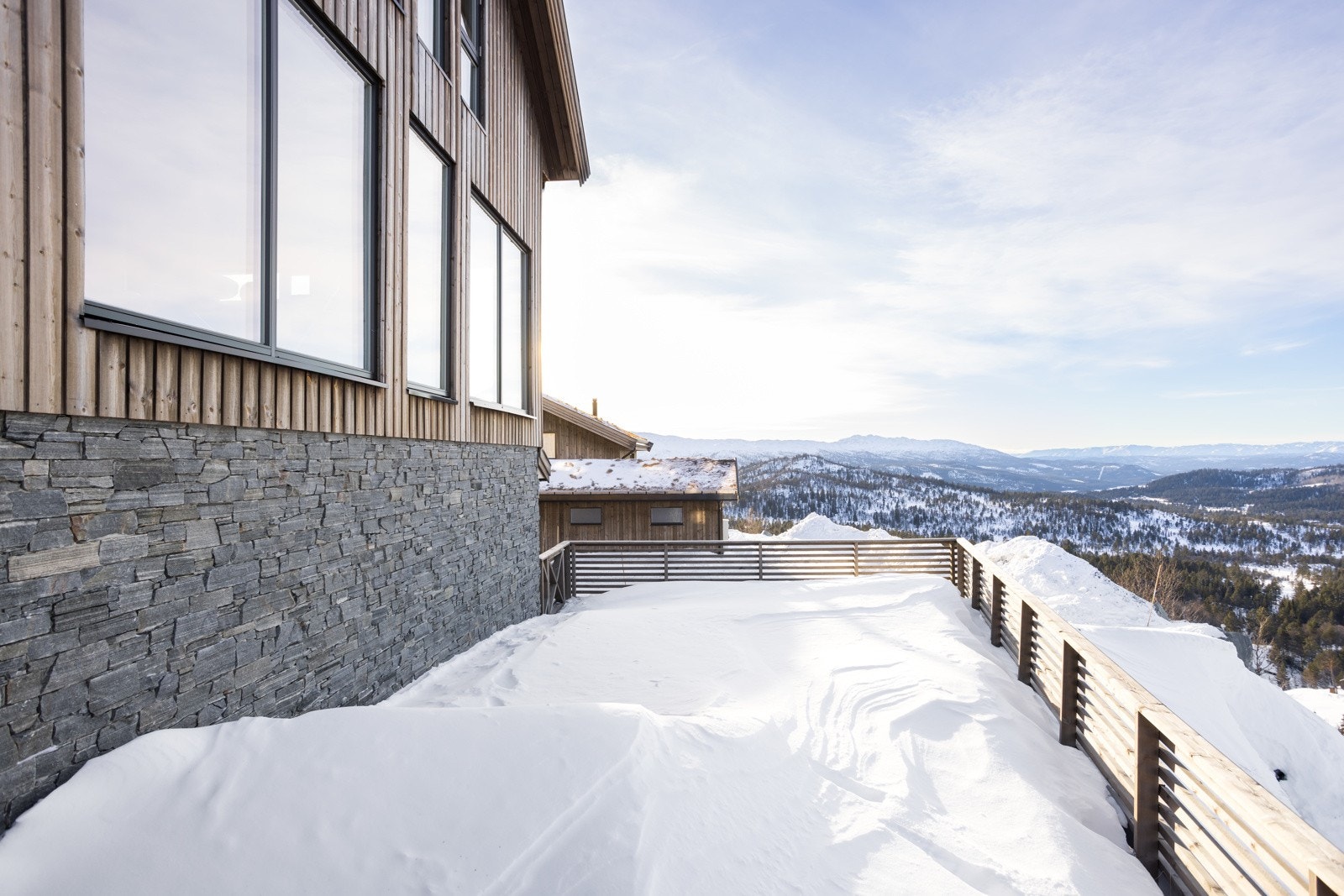 Vestvendt plassering med fantastiske solforhold. Her kanman sitte helt uforstyrret og nyte synet av solnedgangen hele året Galleribilde