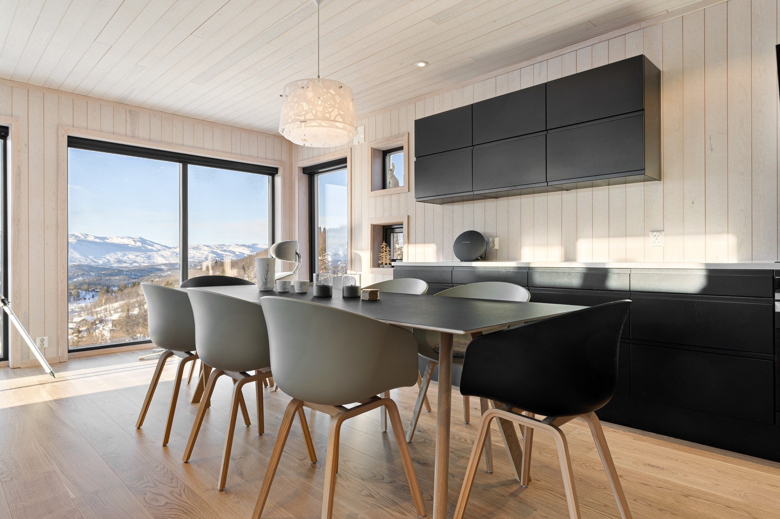 Det er rikelig med plass for spisestue på kjøkkenet hvor man kan hvile øynene på den flotte utsikten over fjellrekkene Galleribilde