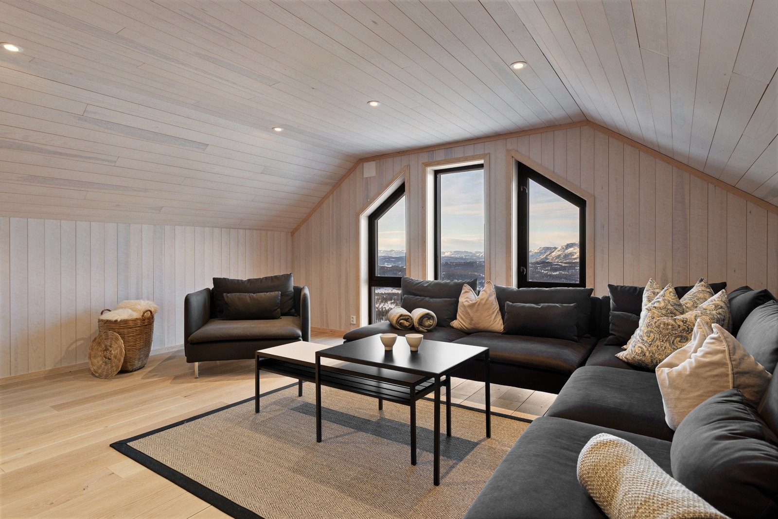 En ekstra tv-stue skaper frihet og fleksibilitet for en familie med flere aldersgrupper. Galleribilde