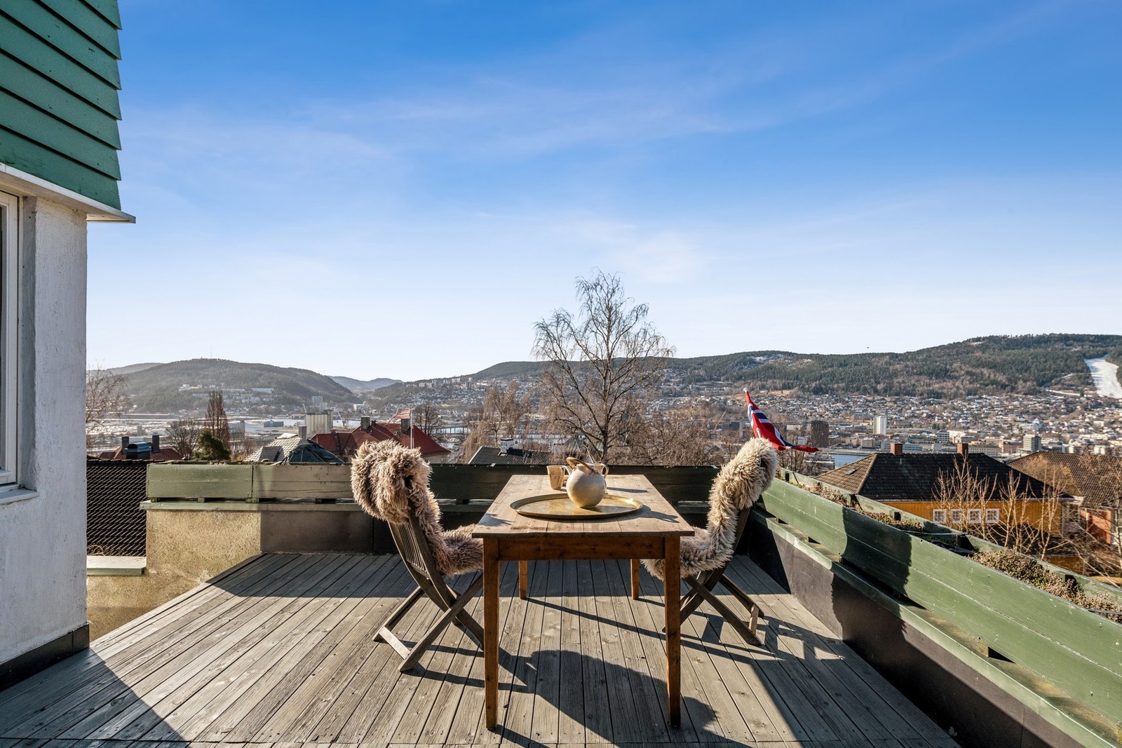 Stor terrasse med nydelig utsikt. Man kommer til terrassen fra biblioteket/tv-stuen eller fra hagen. Galleribilde