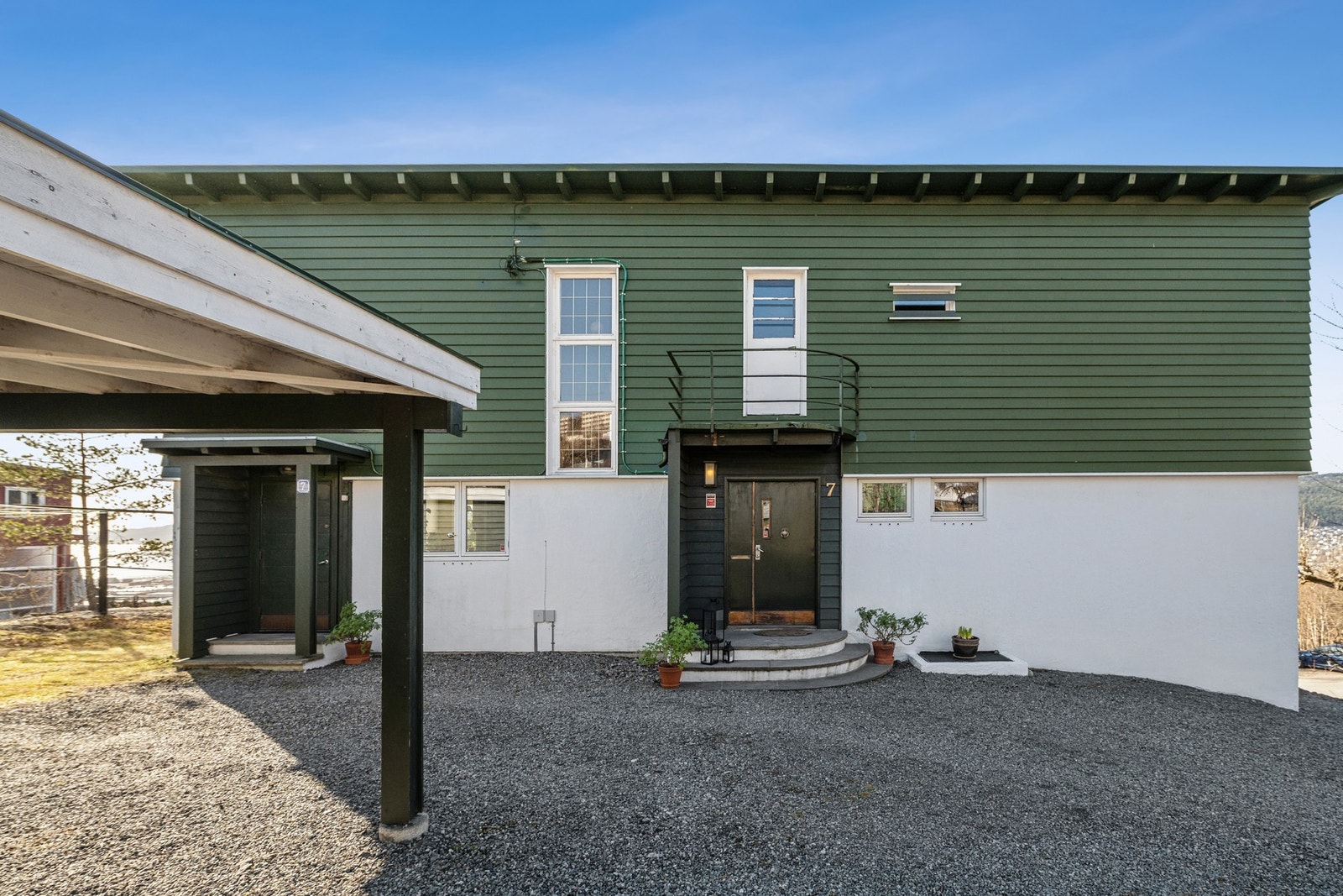 Boligen har både hovedinngang og kjøkkeninngang. Stor gårdsplass foran inngangspartiet. Galleribilde