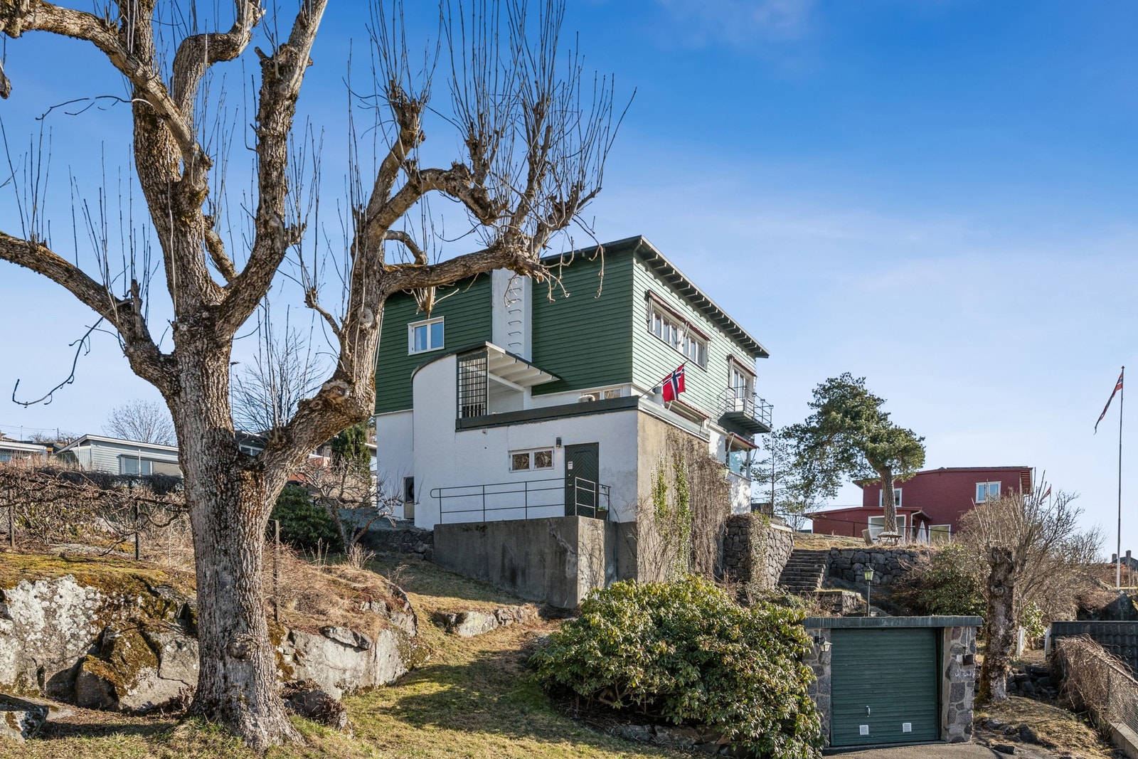 Innholdsrik eiendom med både garasje og carport. Sol fra morgen til kveld. Galleribilde