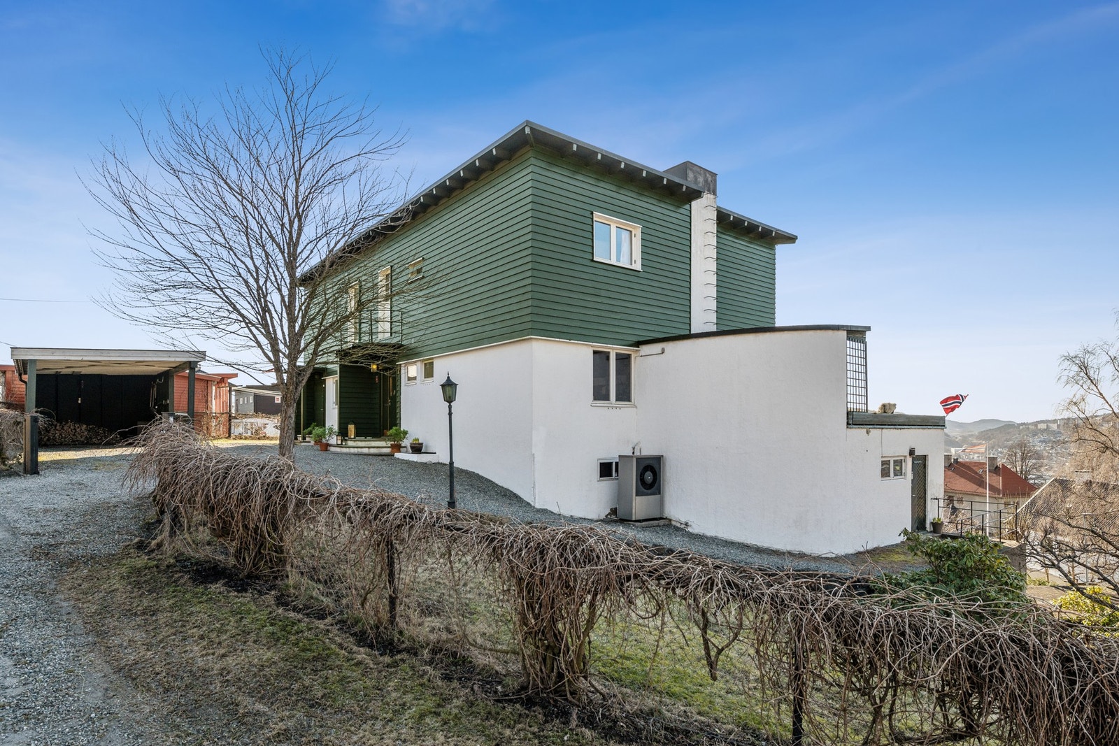Eiendommen er en hjørnetomt. Gode parkeringsmuligheter i carport og på gårdsplass. Galleribilde