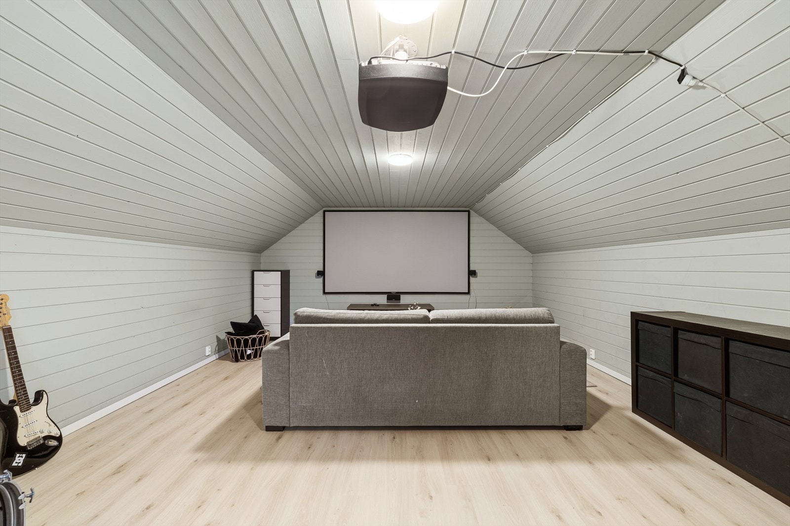 - Garasjeloftet blir i dag brukt som tv-stue (ikke godkjent for varig opphold iht. byggetegninger) - Galleribilde