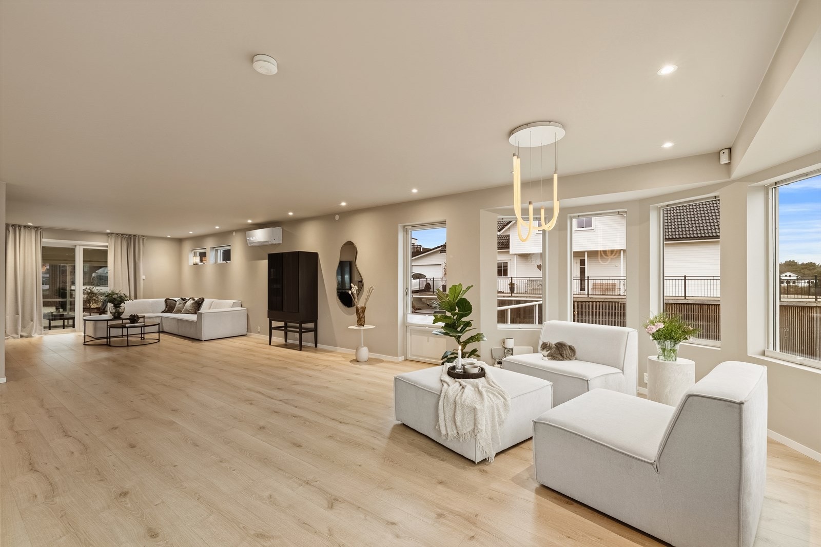 - 1. etasjen ble pusset opp med nye gulv-, vegg- og takflater (med unntak av på toalettrom) i 2022. Det ble også montert downlights i himling - Galleribilde