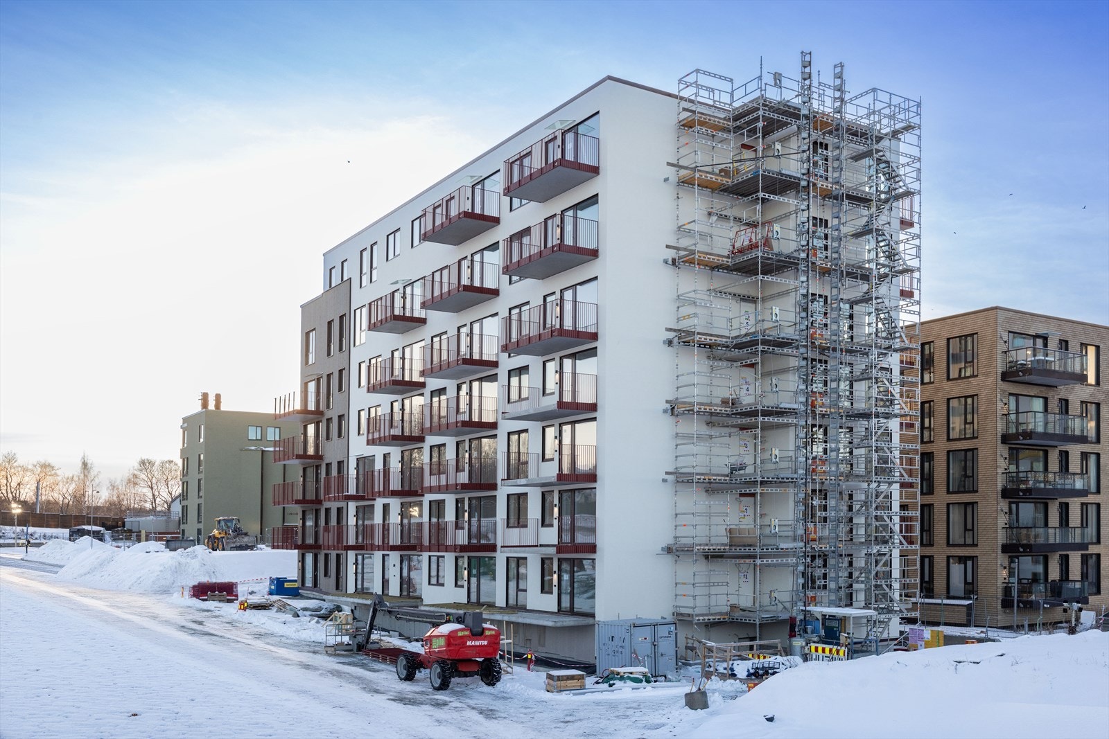 Leiligheten ligger i en høy 1. etasje. Som vender mot øst. Galleribilde