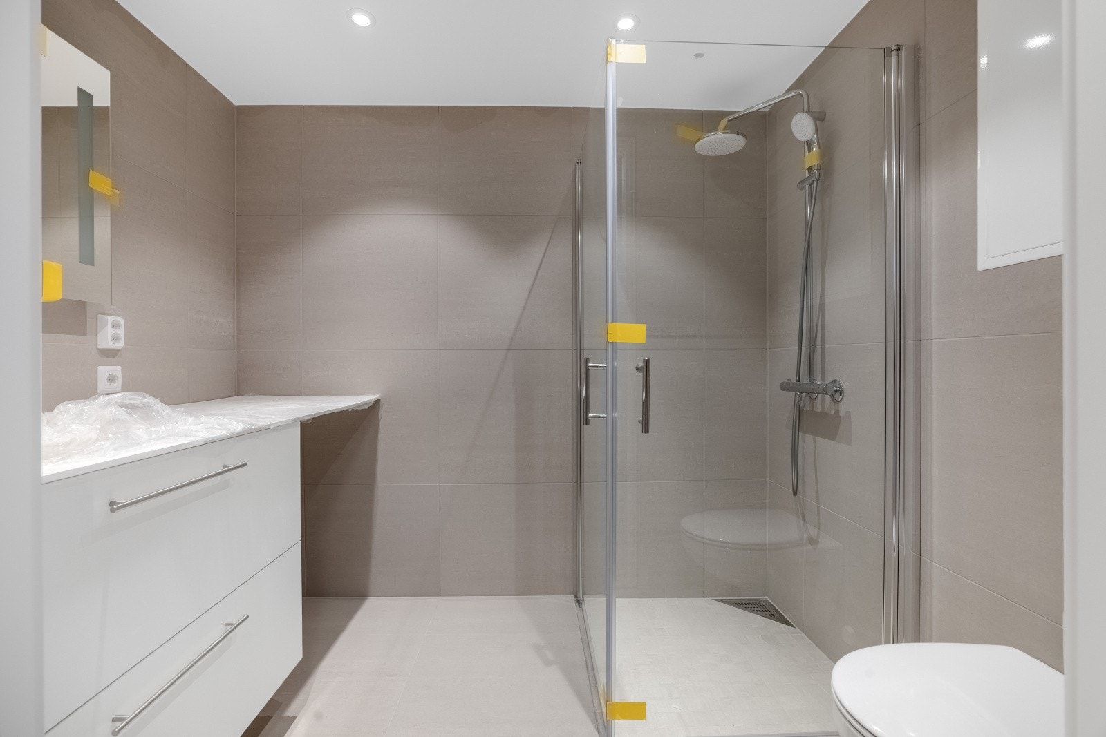 Pent flislagt (60x60) bad med varme i gulv og downlights i tak. Galleribilde