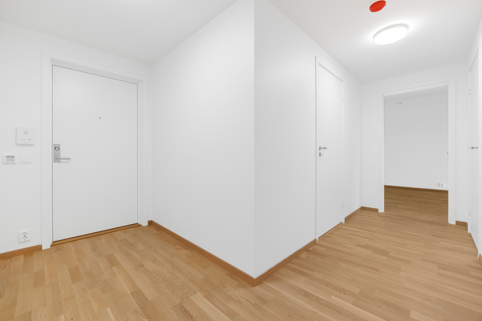 Entrè med videre adkomst til bad og to soverom. Galleribilde