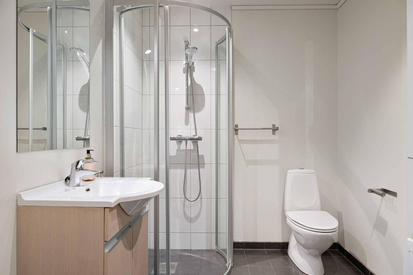 Baderom nummer 2 og vaskerom med stor bod på innsiden Galleribilde