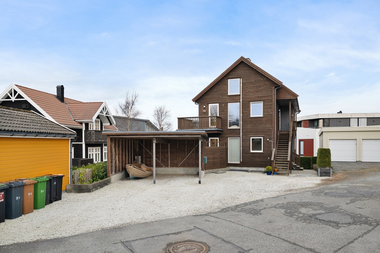 1 parkeringsplass carport. Felles gårdsrom (opparbeidet noe utenfor eiendomsgrensene). El-bil lader medfølger. Galleribilde