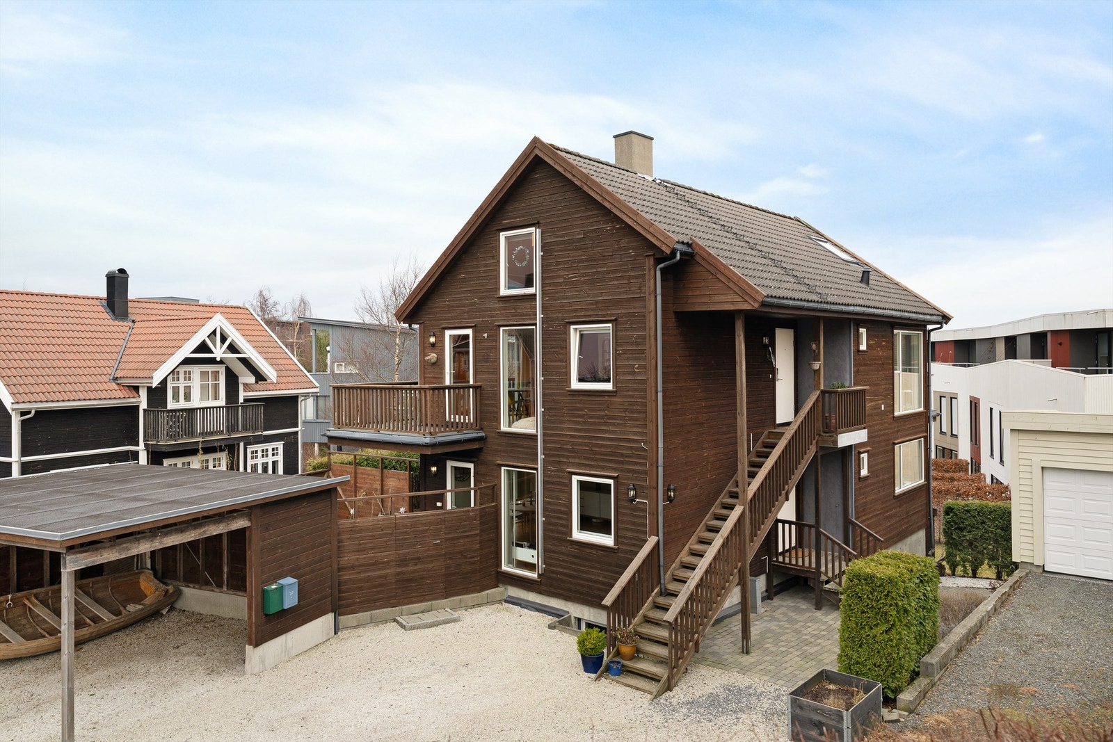 Leilighet (1. etasje + kjeller). Parkering i carport. God uteplass. Galleribilde