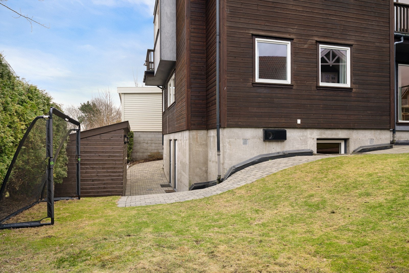 Sportsbod og egen inngang til kjeller. Galleribilde