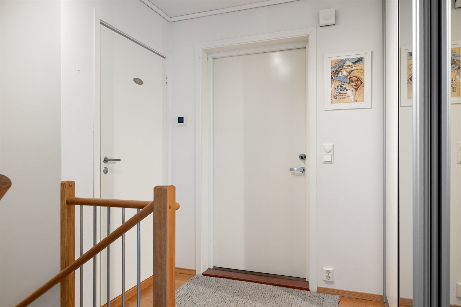 Inngangsparti med god skyvedørsgarderobe. Galleribilde