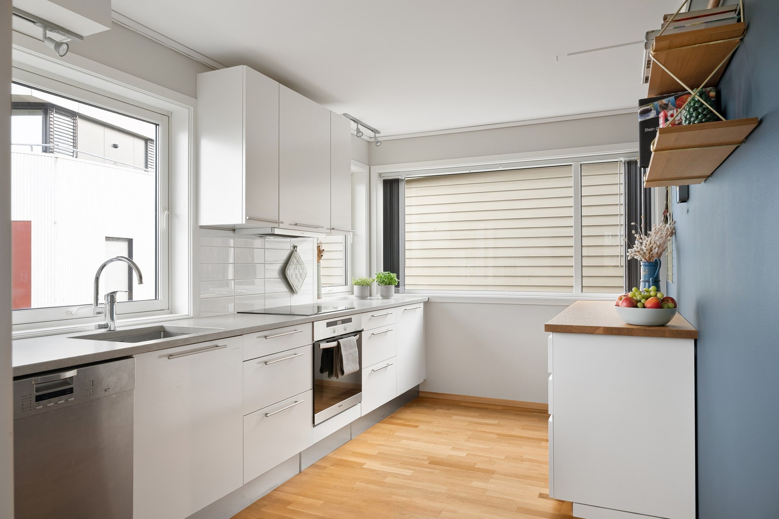 Kjøkkeninnredning fra HTH og IKEA. Galleribilde