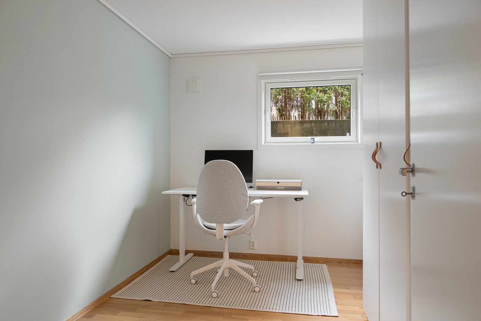 Rom anvendt som kontor (trolig ikke godkjent til varig opphold) Galleribilde