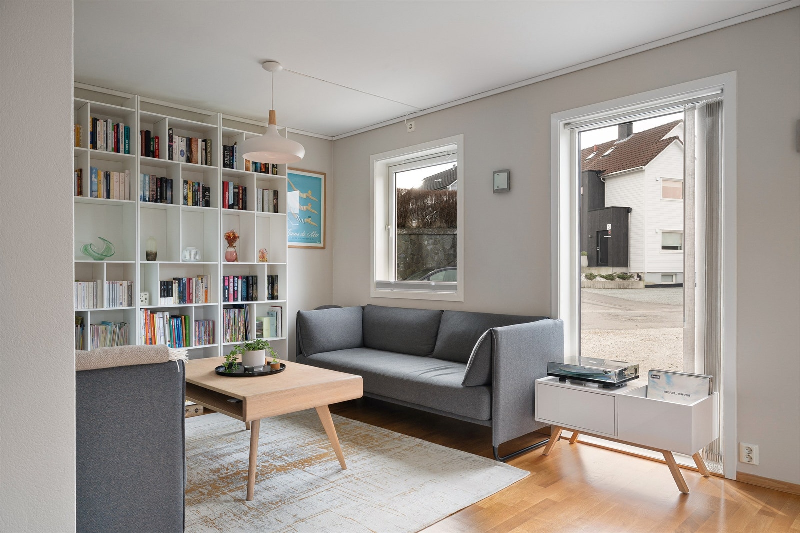 Luftig stue med store vindusflater. Galleribilde