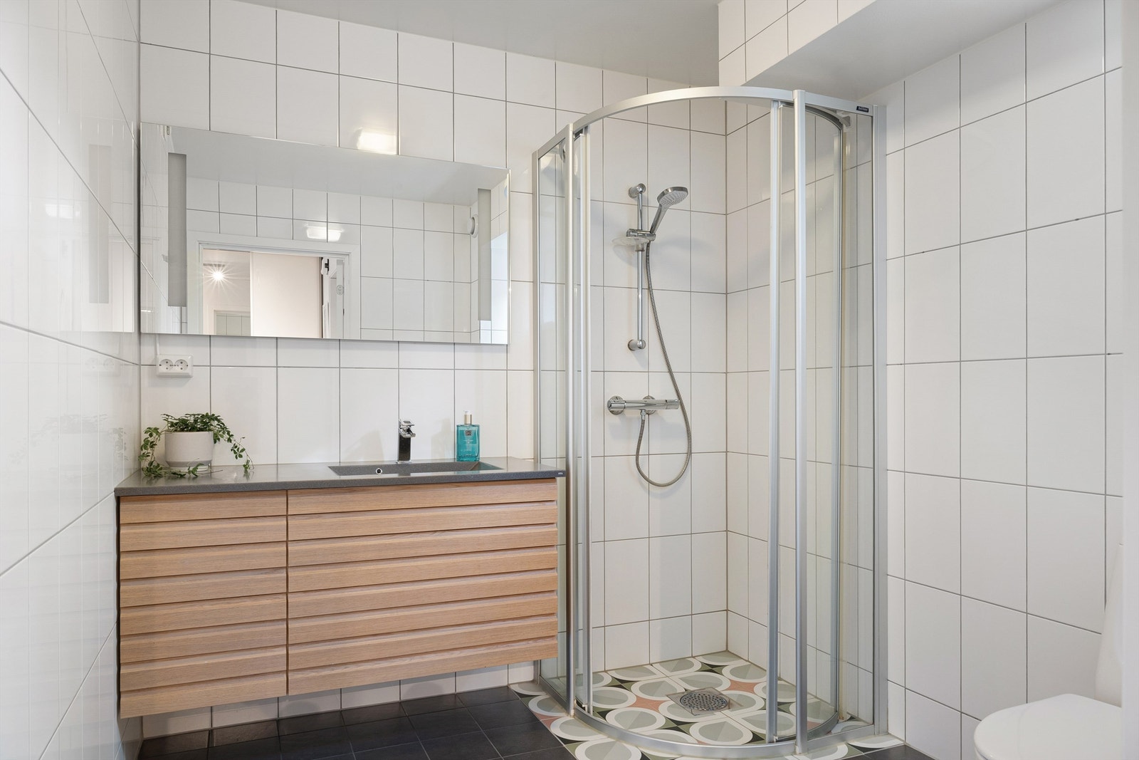 Flislagt baderom i 1. etasje. Galleribilde