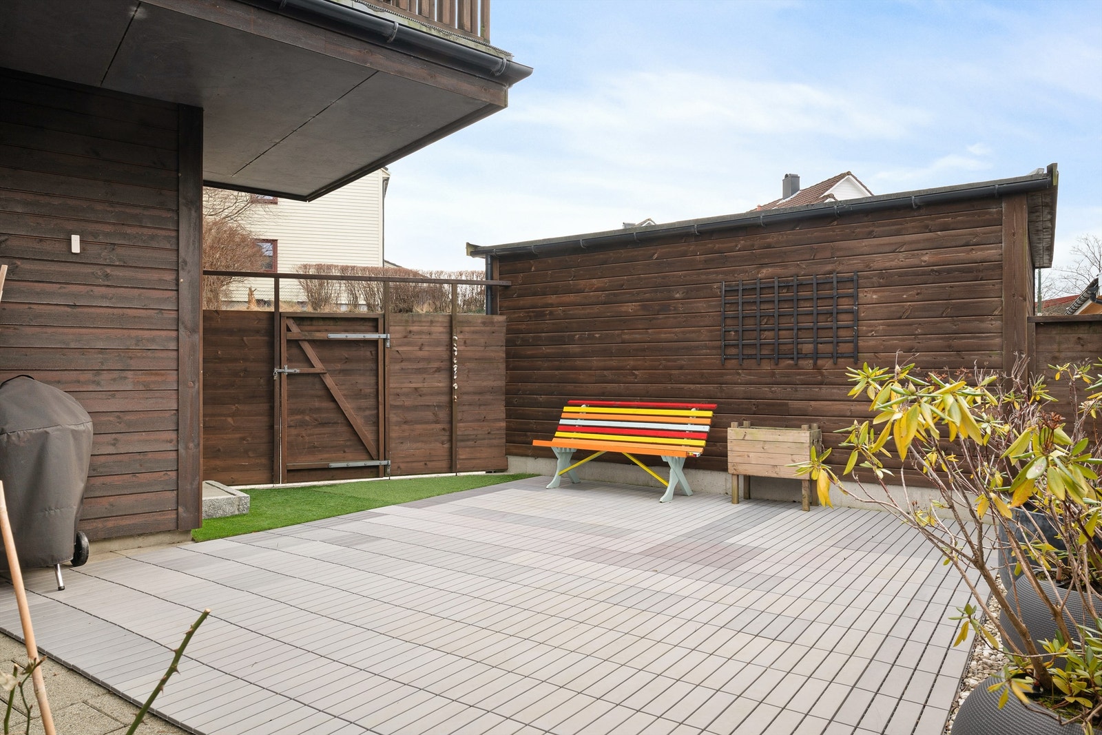 Stor og god inngjerdet uteplass med gode solforhold. Galleribilde