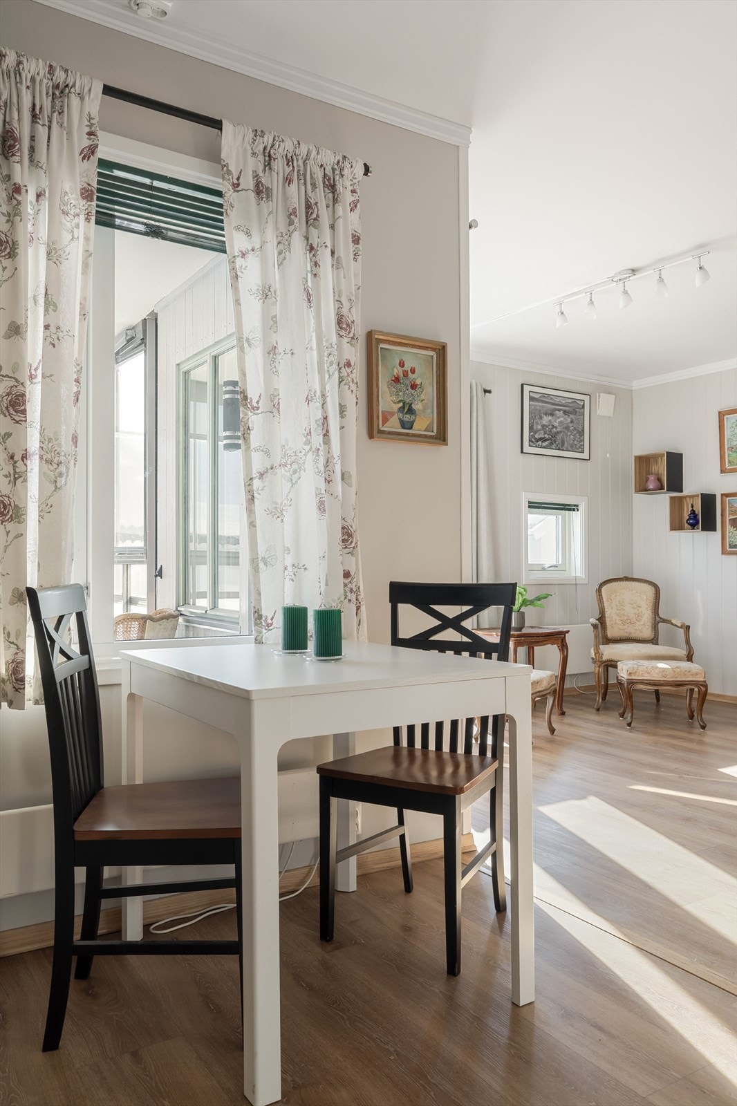 Ved vinduet ut mot verandaen er det plass til spisebord. Galleribilde