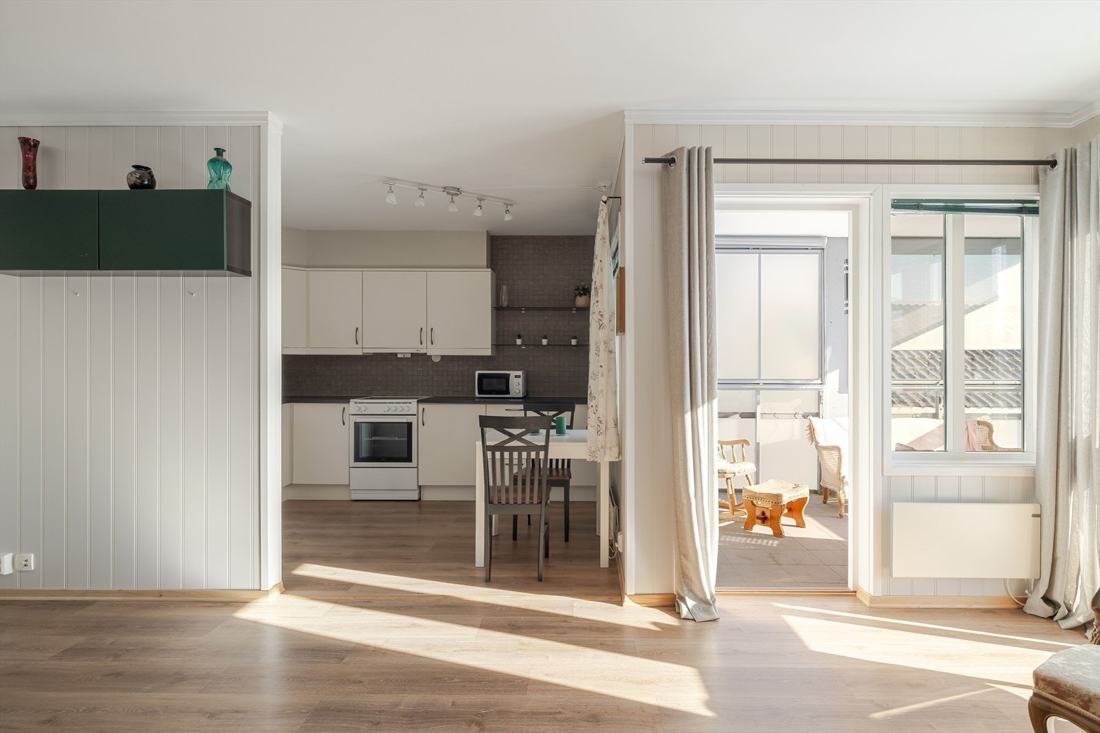 Fra stua er det utgang til innglasset veranda på ca. 10 m². Galleribilde