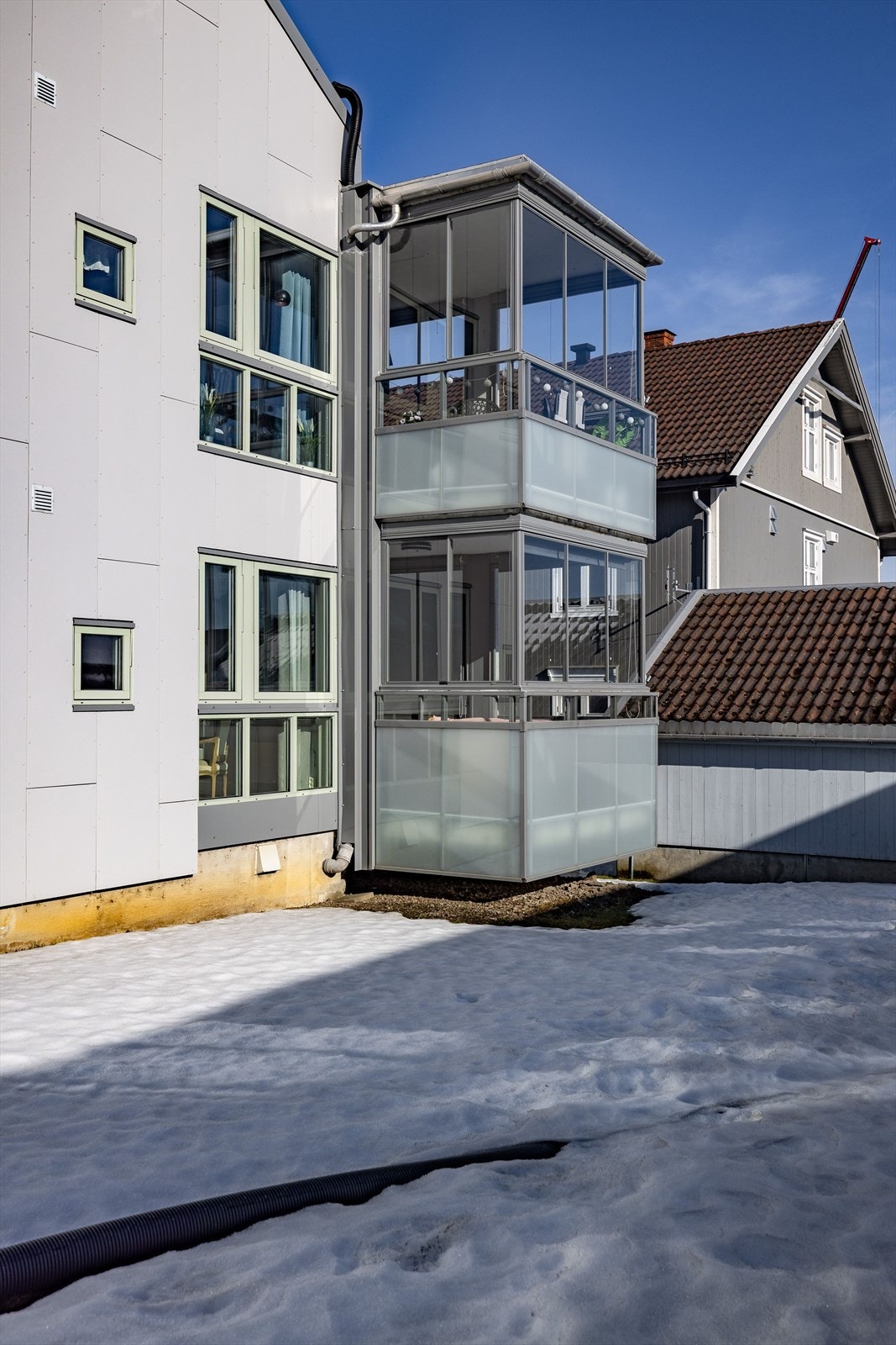 Verandaen ligger på hjørnet av bygget og vender mot sør. Galleribilde