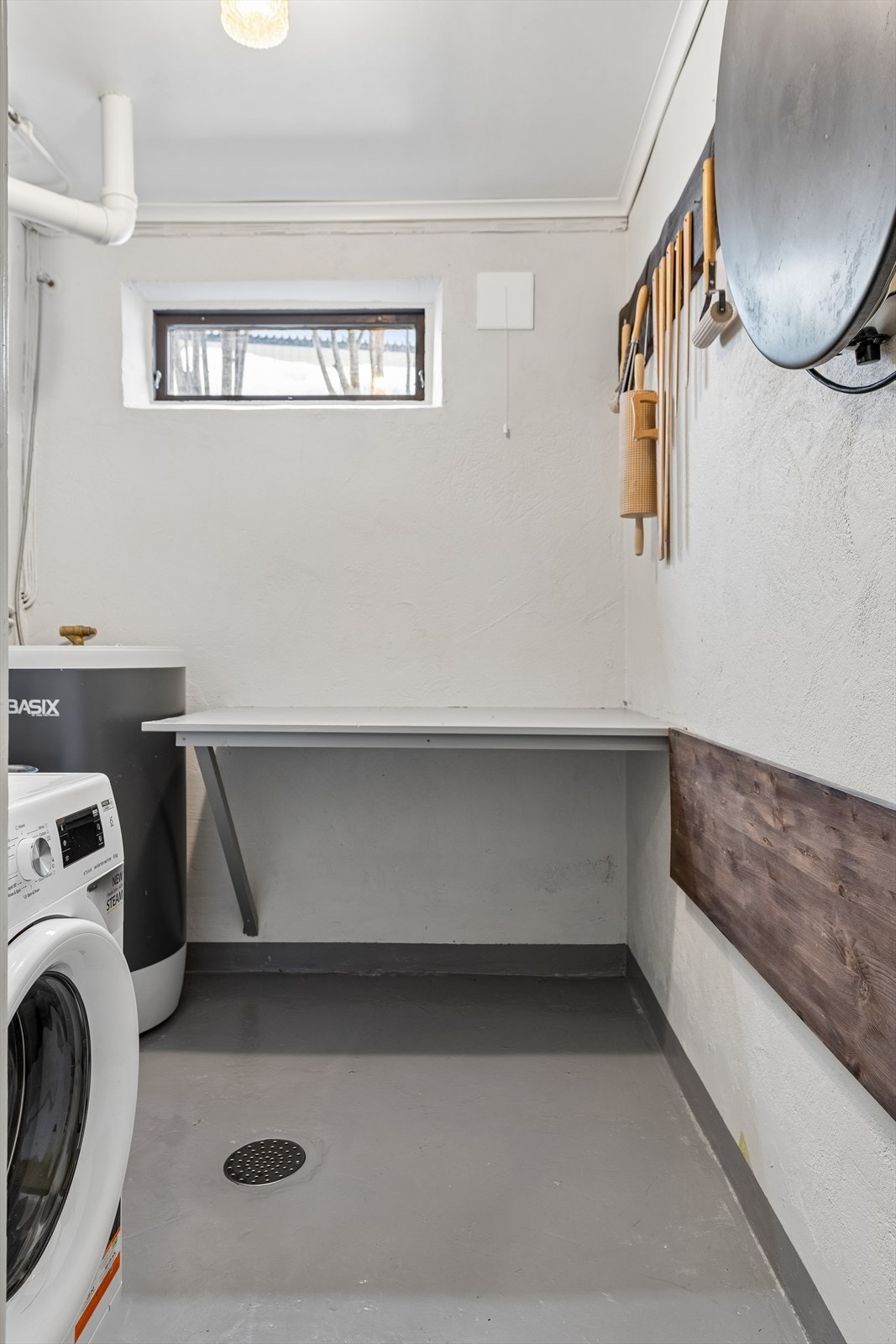 Separat vaskerom med sluk, opplegg for vaskemaskin og en varmtvannsbereder fra 2019. Galleribilde