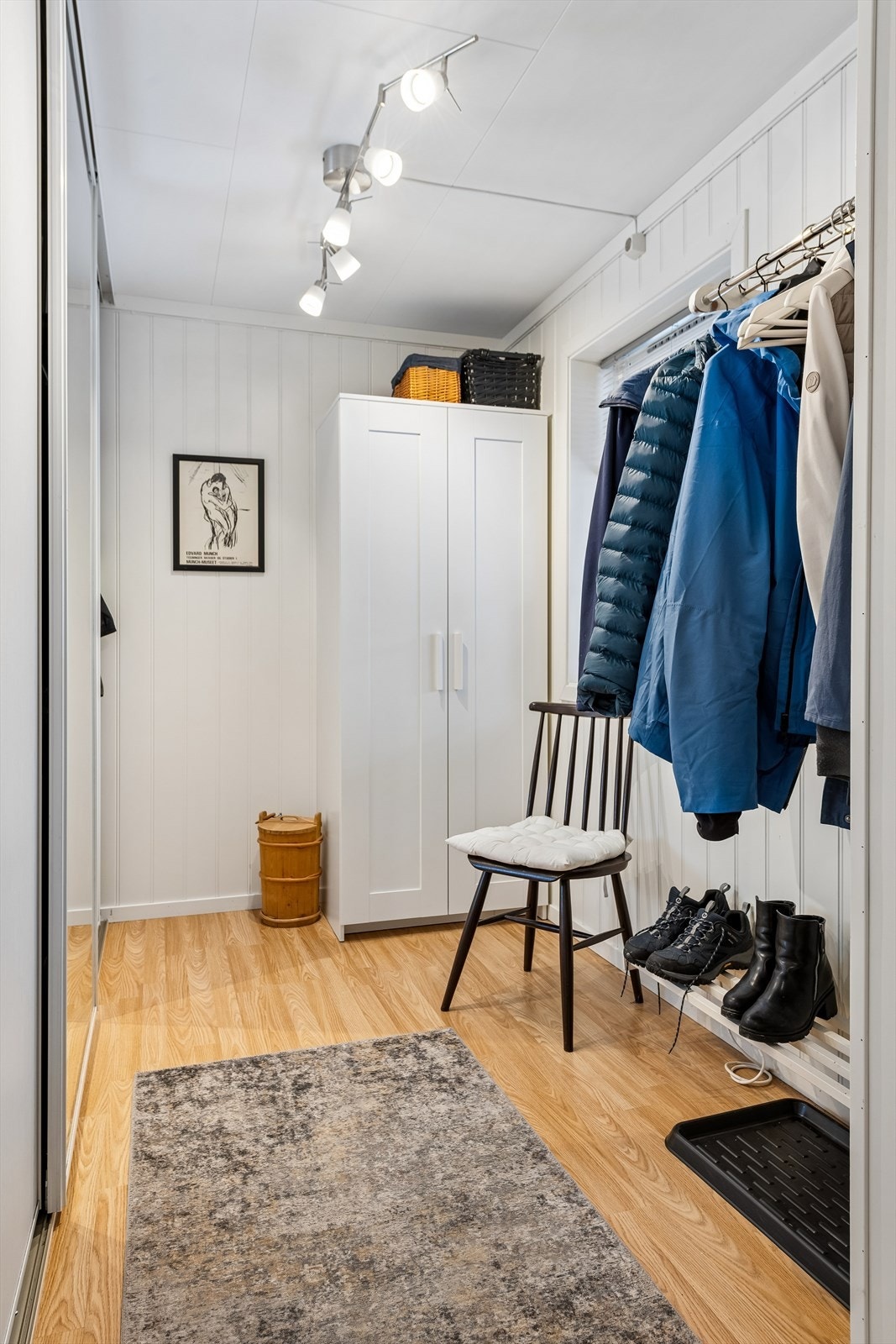 Praktisk garderobeløsning i tilknytning til entréen. Himling og laminatgulv ble fornyet i 2013. Galleribilde