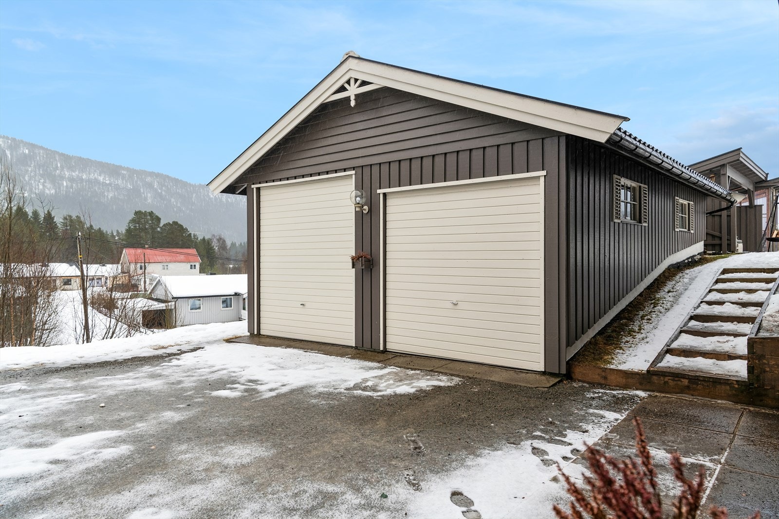 Frittstående dobbelgarasje på 48 m² fra 1994, med innlagt strøm og god lagringsplass. Galleribilde